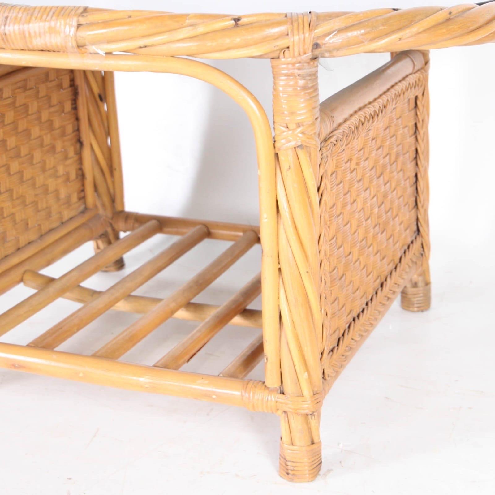 Charmante table basse en rotin tressé à la main, circa 1979.
Dessus en verre, très bon état. 
