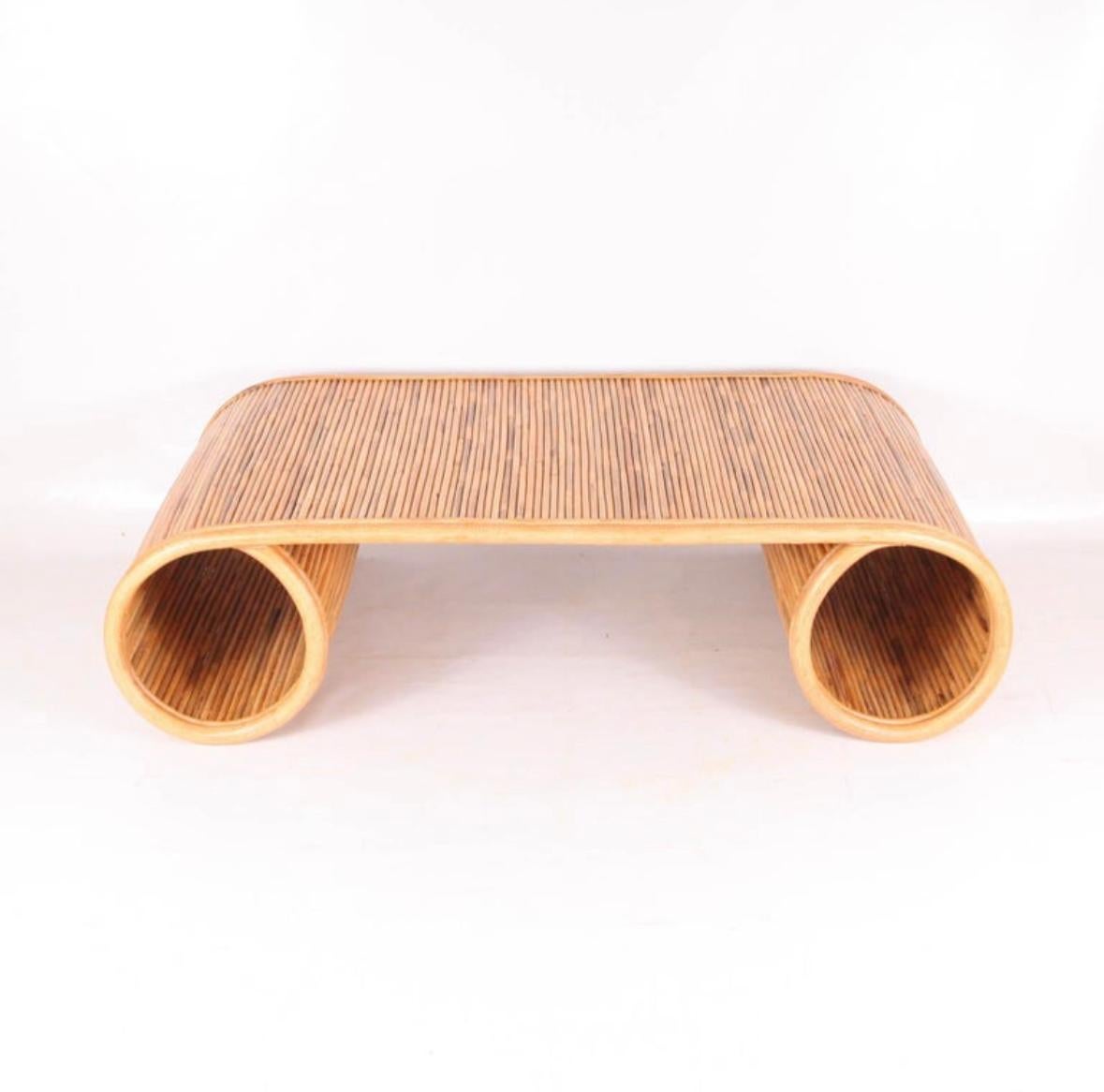 Mesa de centro grande e inusual de ratán natural. Típico de los años setenta, su diseño es muy singular. 
Alta calidad artesanal, totalmente hecha a mano. Excelente estado.