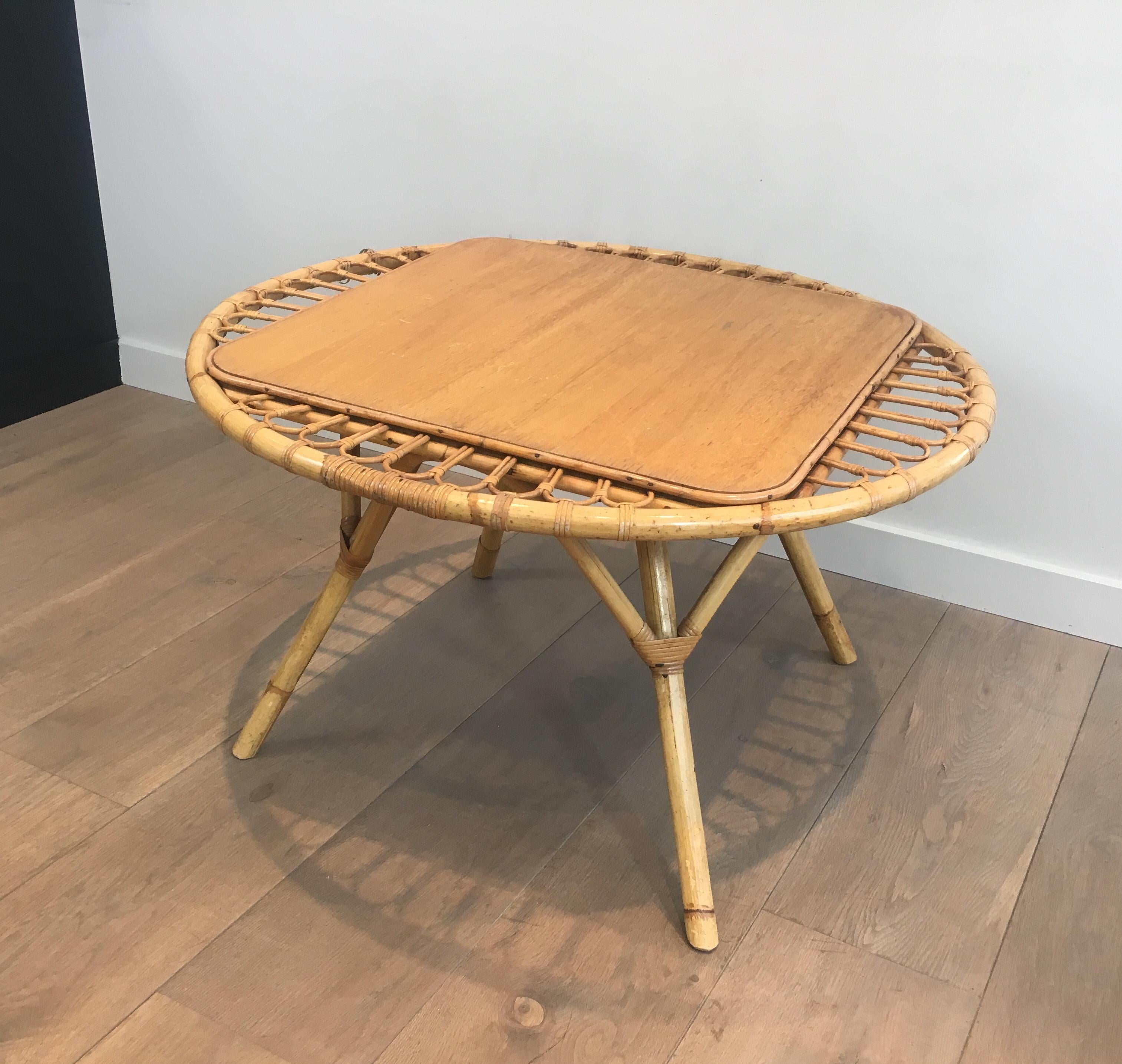 Cette jolie table basse trampoline est fabriquée en rotin. Il s'agit d'une conception française et intéressante. Vers 1950.