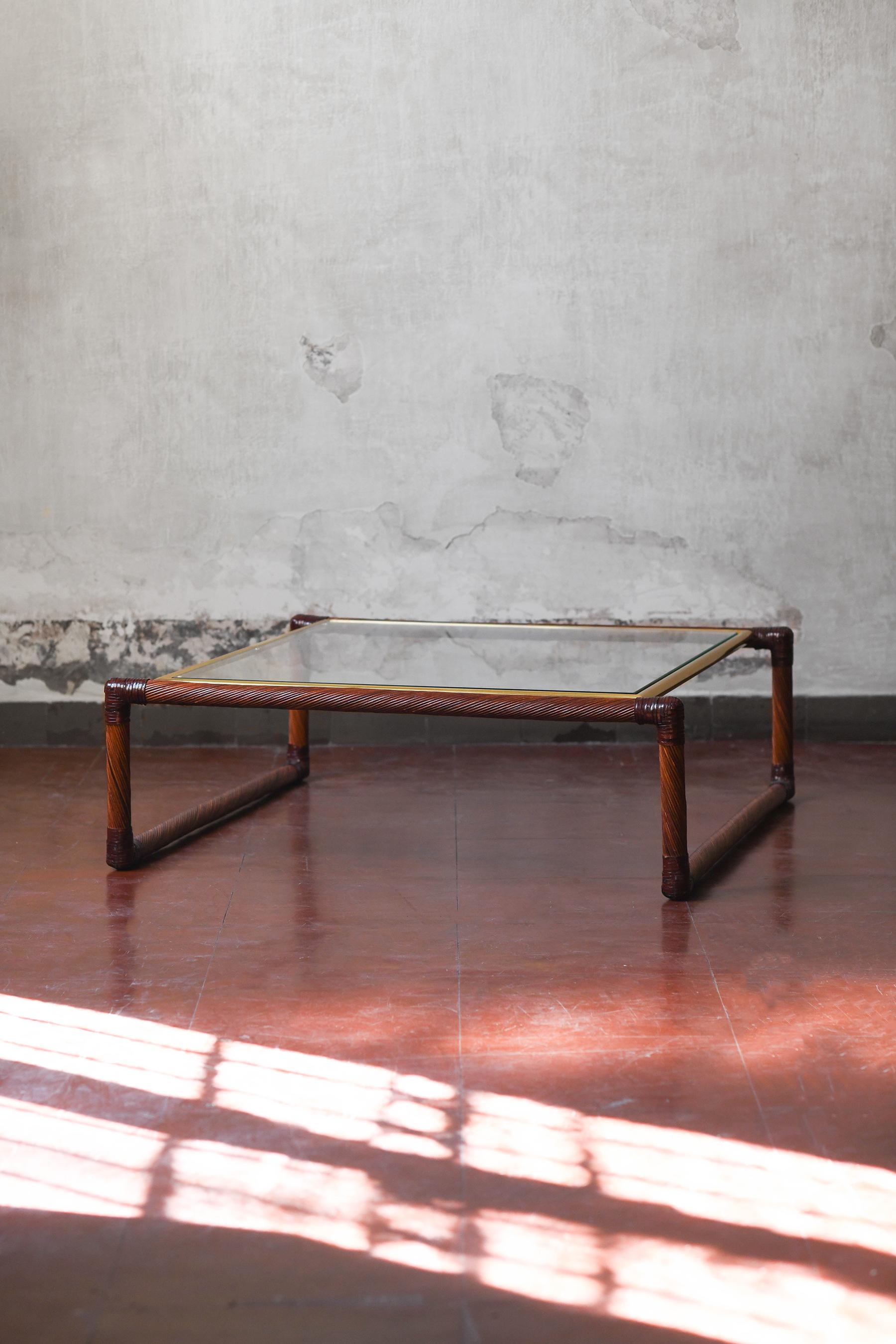 Table basse en rotin avec reliures en cuir, détails en laiton et plateau en verre, 1970 Bon état - En vente à Roma, RM