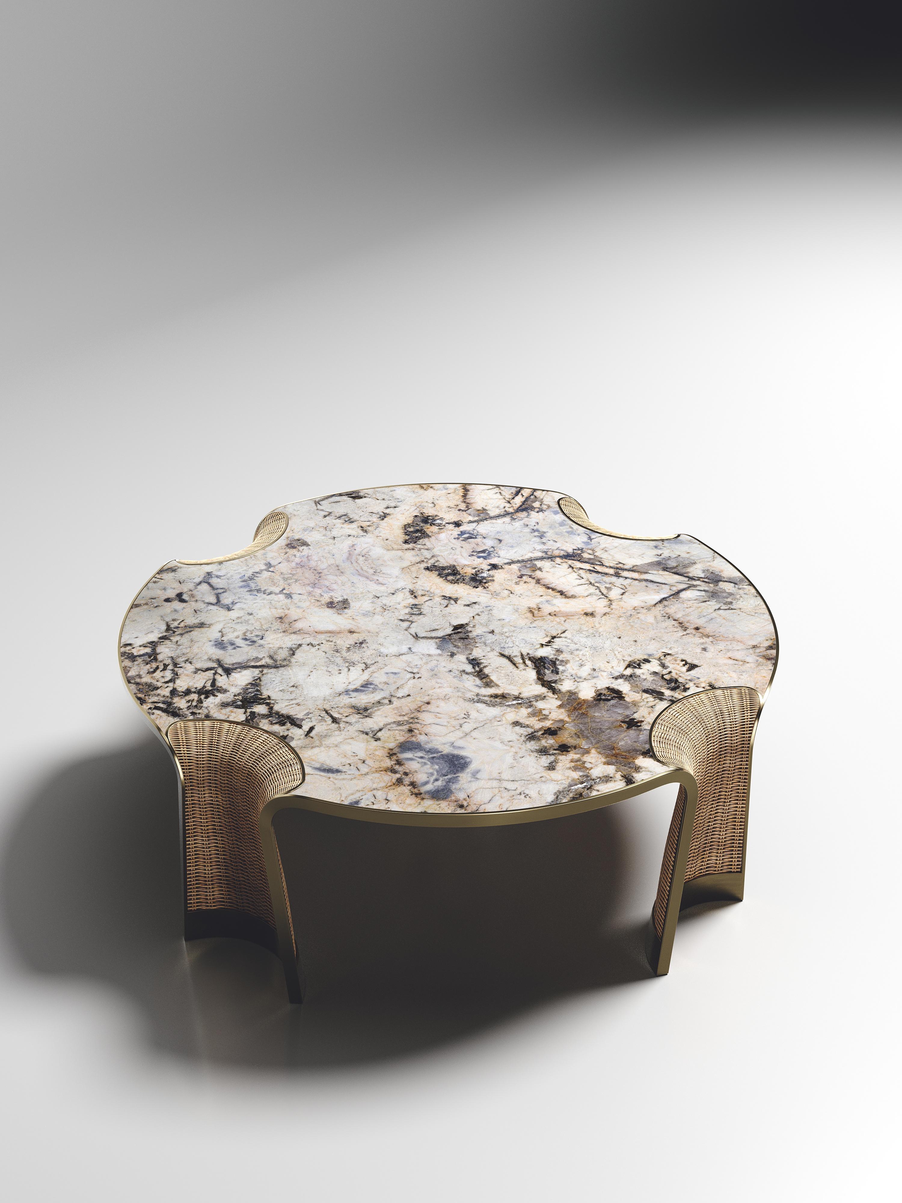 Table basse en rotin avec incrustation de parchemin et de laiton patiné par R&Y Augousti en vente 2