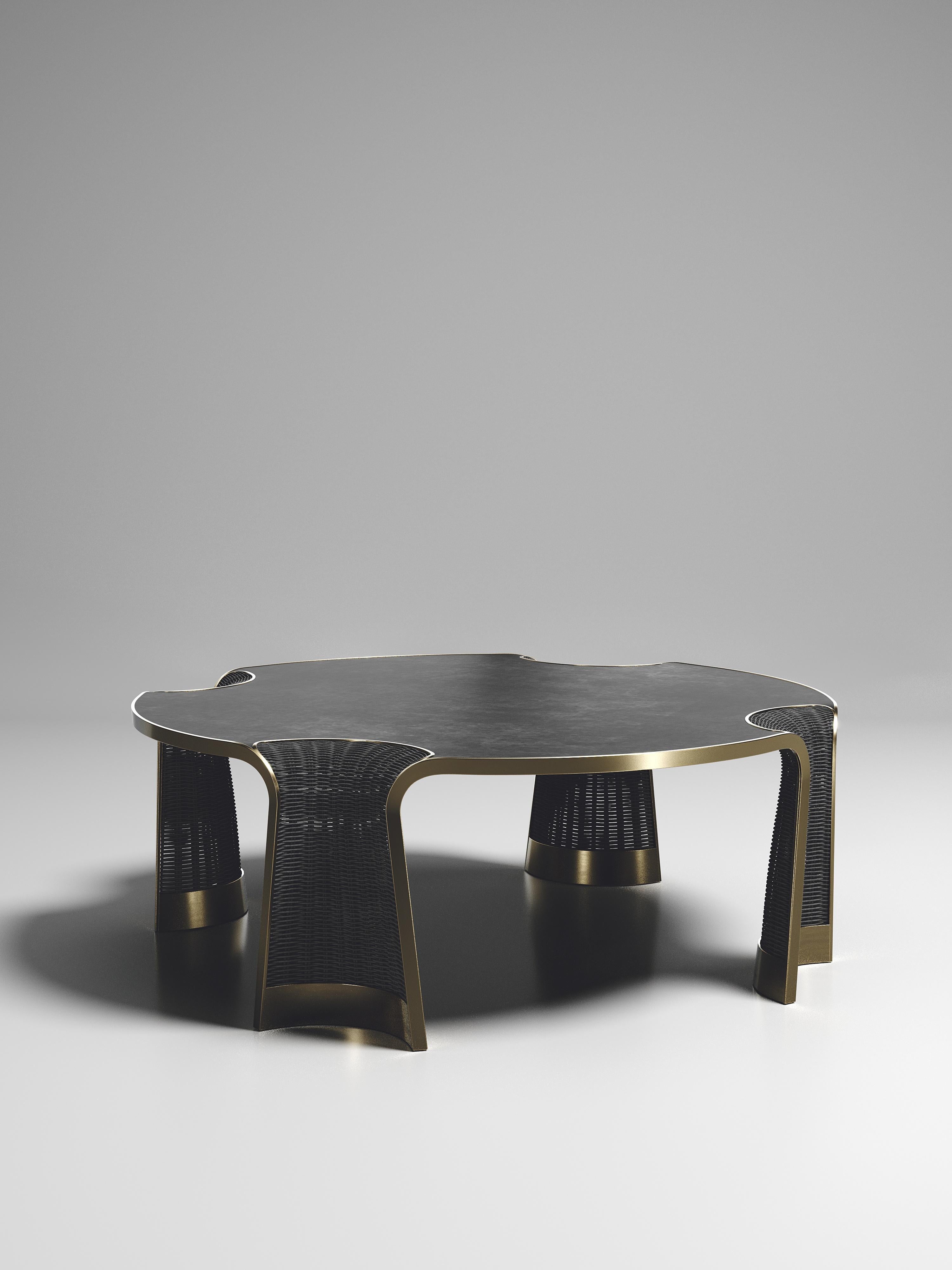Art déco Table basse en rotin avec incrustation de parchemin et de laiton patiné par R&Y Augousti en vente