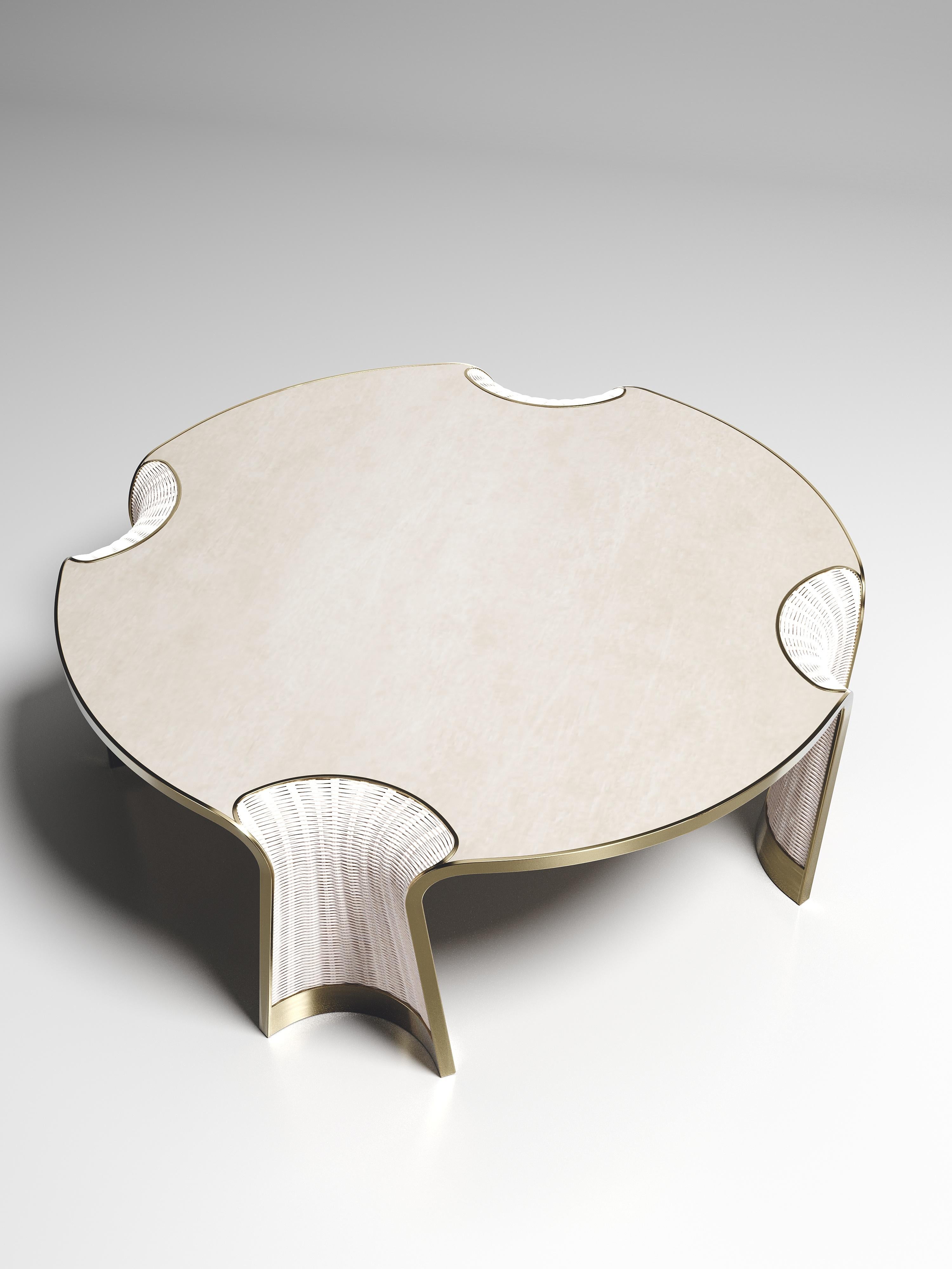 XXIe siècle et contemporain Table basse en rotin avec parchemin et incrustation en laiton Bronze-Patina de R&Y Augousti en vente