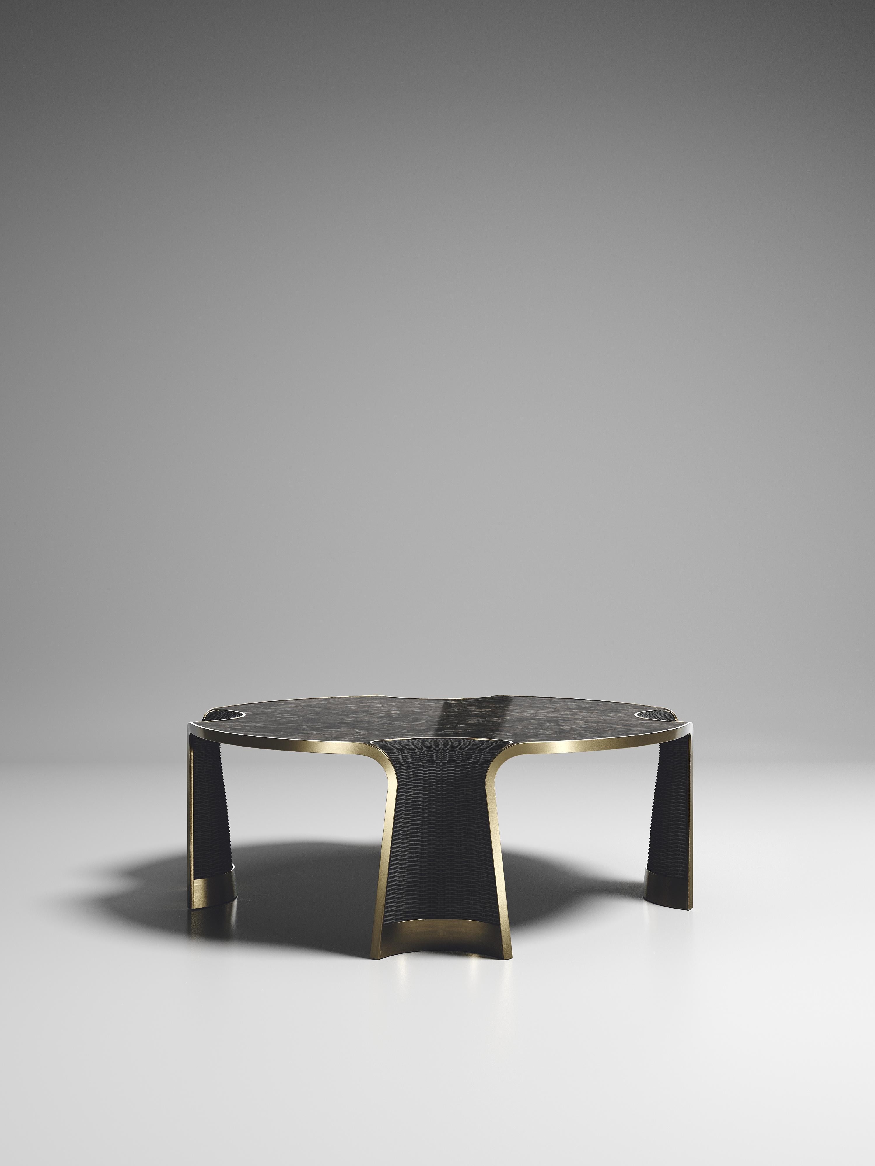 XXIe siècle et contemporain Table basse en rotin avec incrustation de parchemin et de laiton patiné par R&Y Augousti en vente