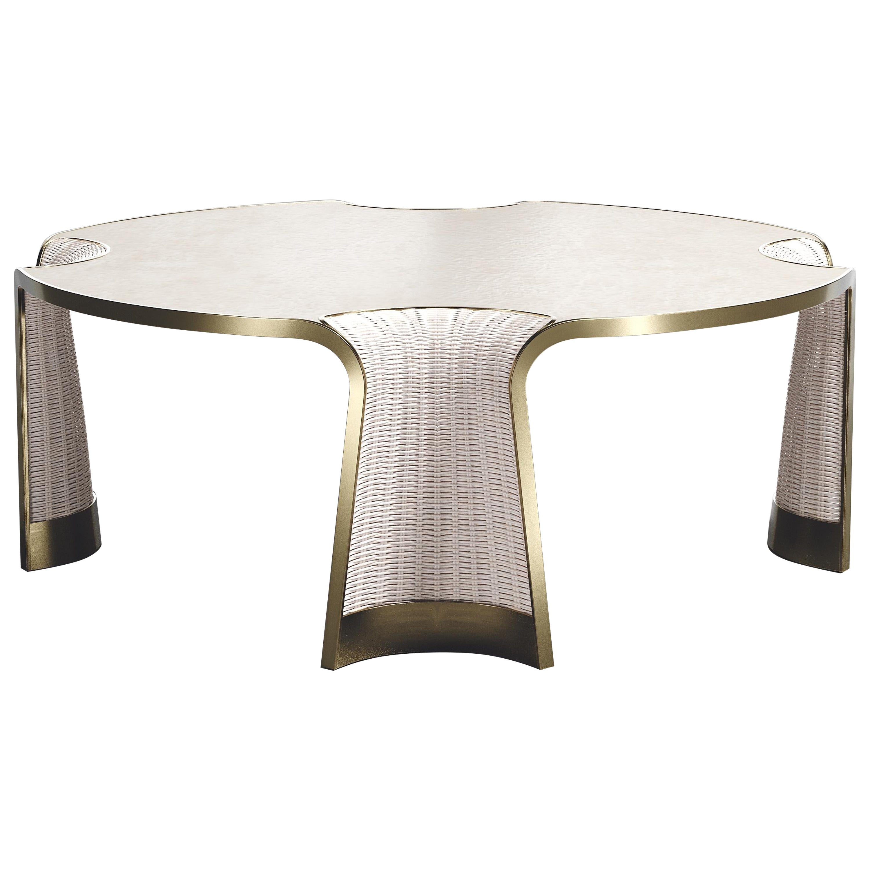 Mesa baja de ratán con incrustaciones de pergamino y latón bronce-patina by R & Y Augousti en venta
