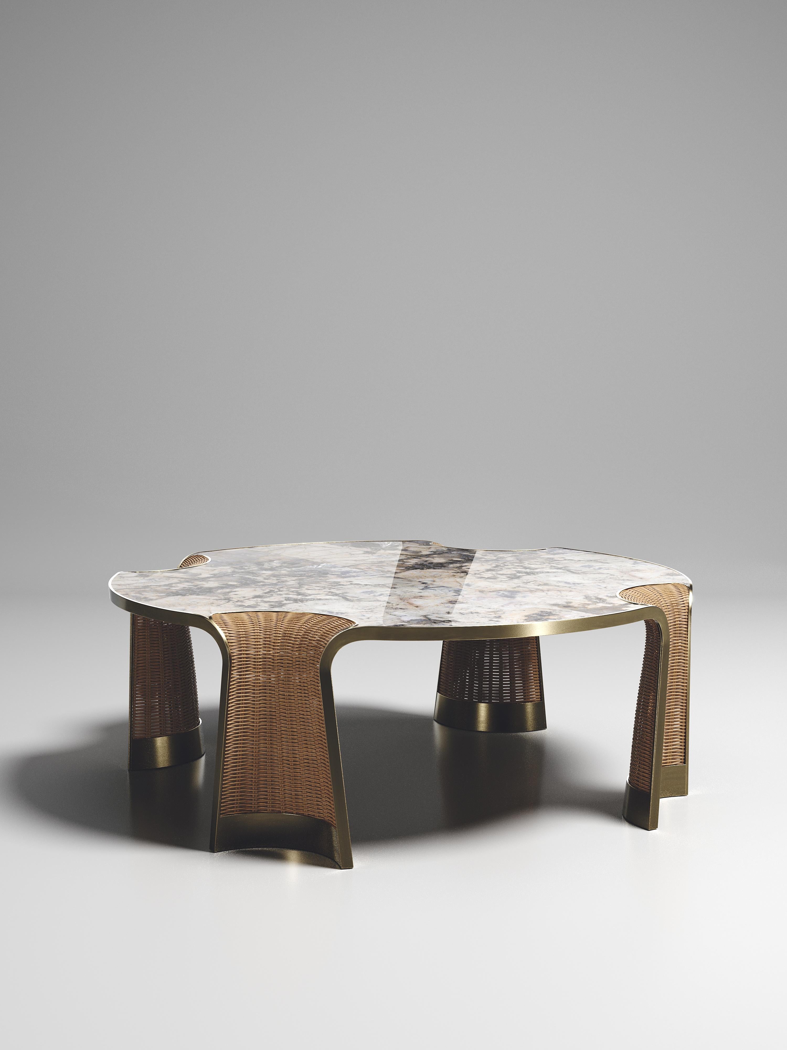 XXIe siècle et contemporain Table basse en rotin avec incrustation en laiton Patagonia et bronze-Patina de R&Y Augousti en vente
