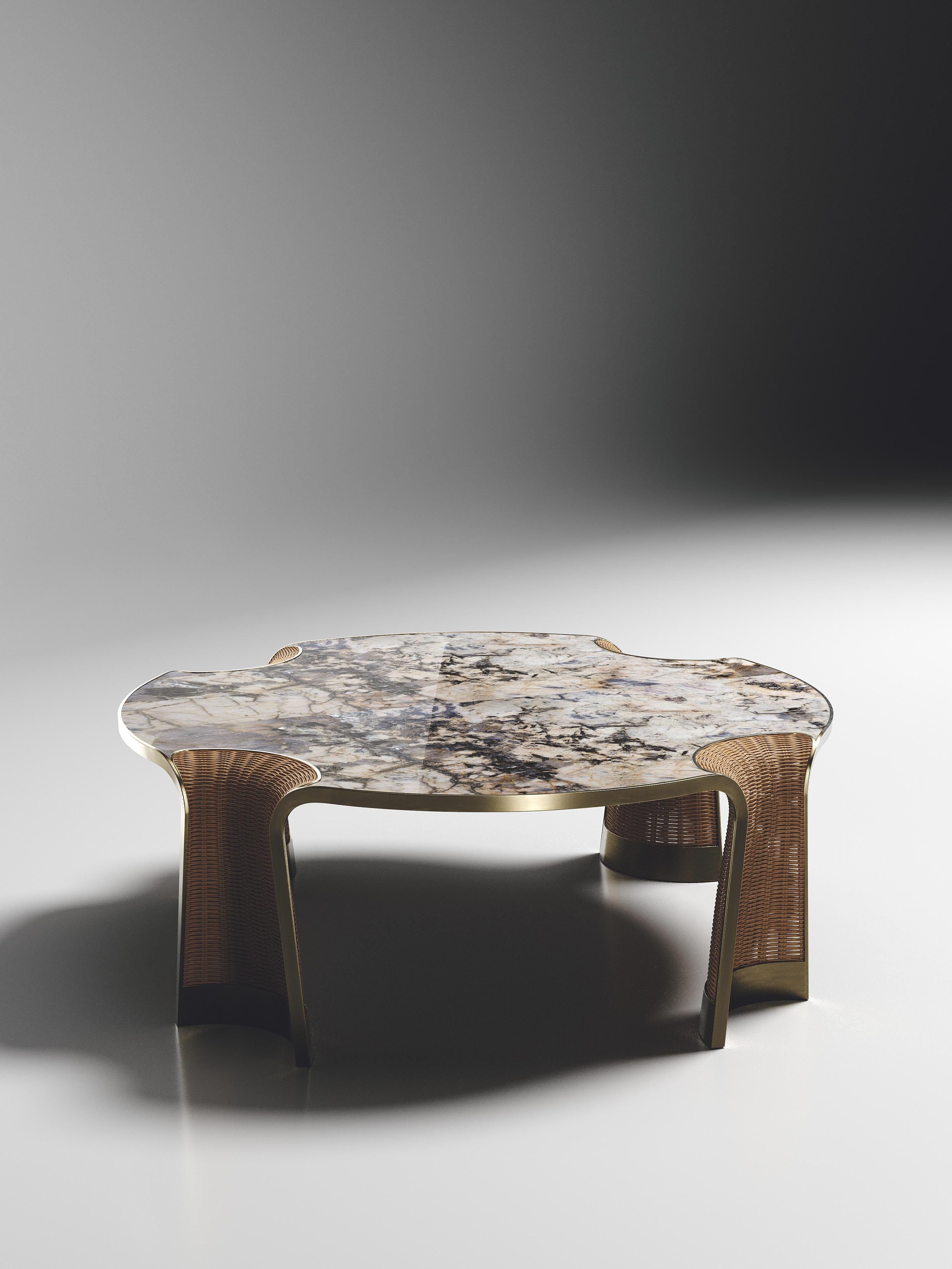 Laiton Table basse en rotin avec incrustation en laiton Patagonia et bronze-Patina de R&Y Augousti en vente