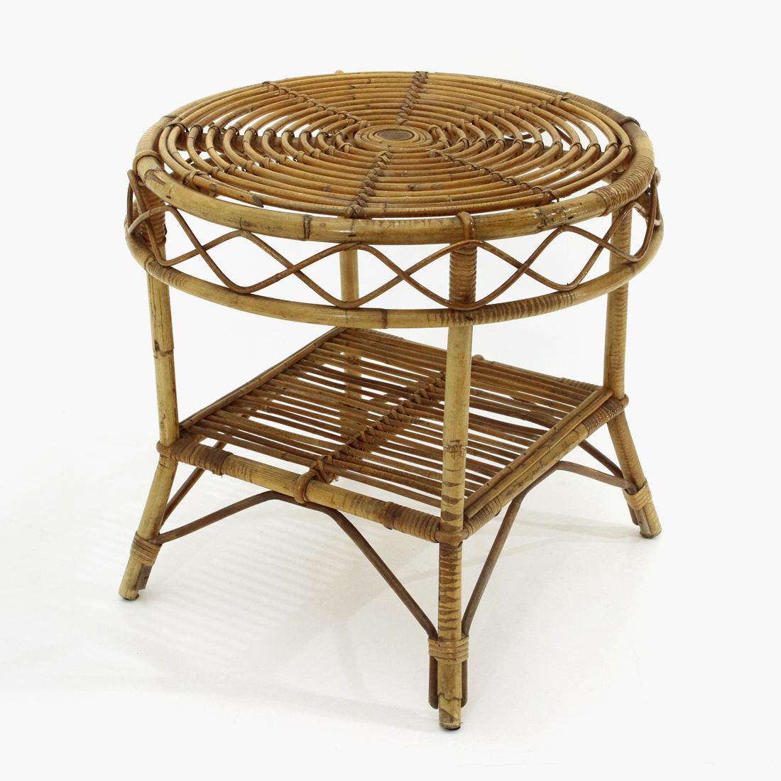 Italian-made coffee table produced in the 1950s.
Rattan structure.
Round top with decorated edge.
Rectangular lower shelf
Good general condition, some signs due to normal use over time.

Dimensions: Diameter 60 cm, height 57 cm.