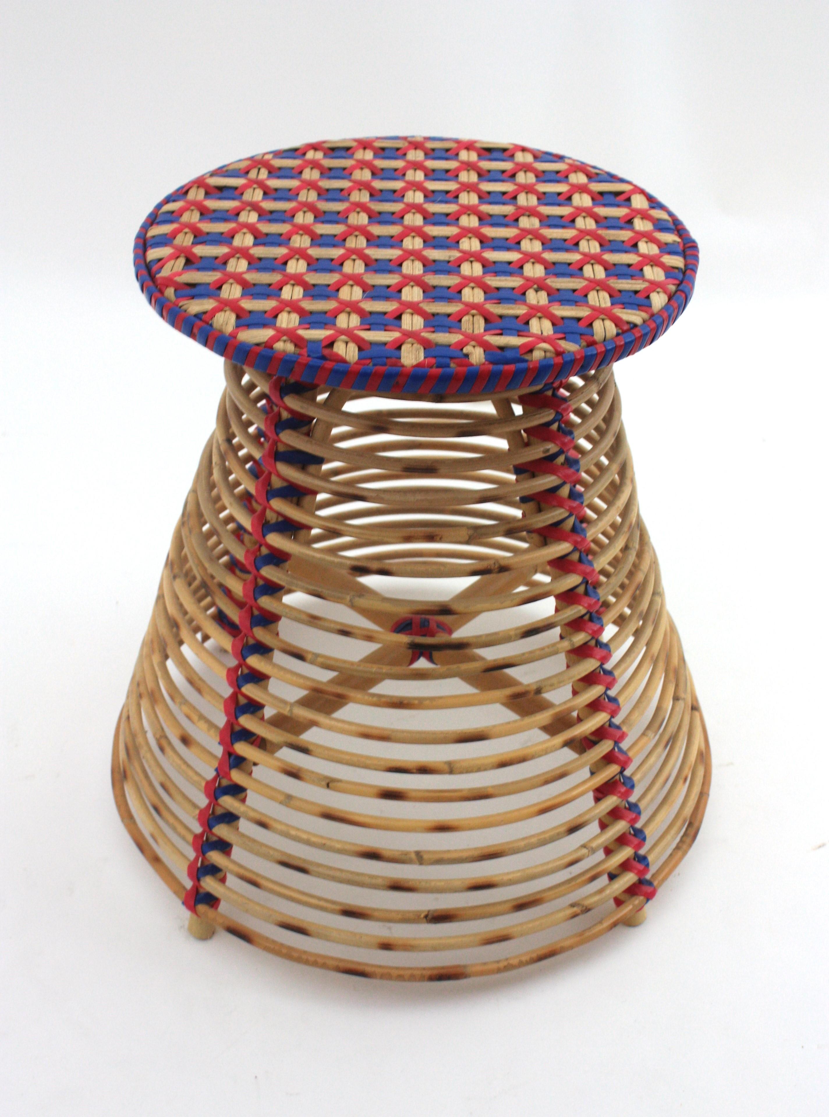 Sgabello / Tavolino in rattan conico con accenti acrilici intrecciati blu e rossi in vendita 2