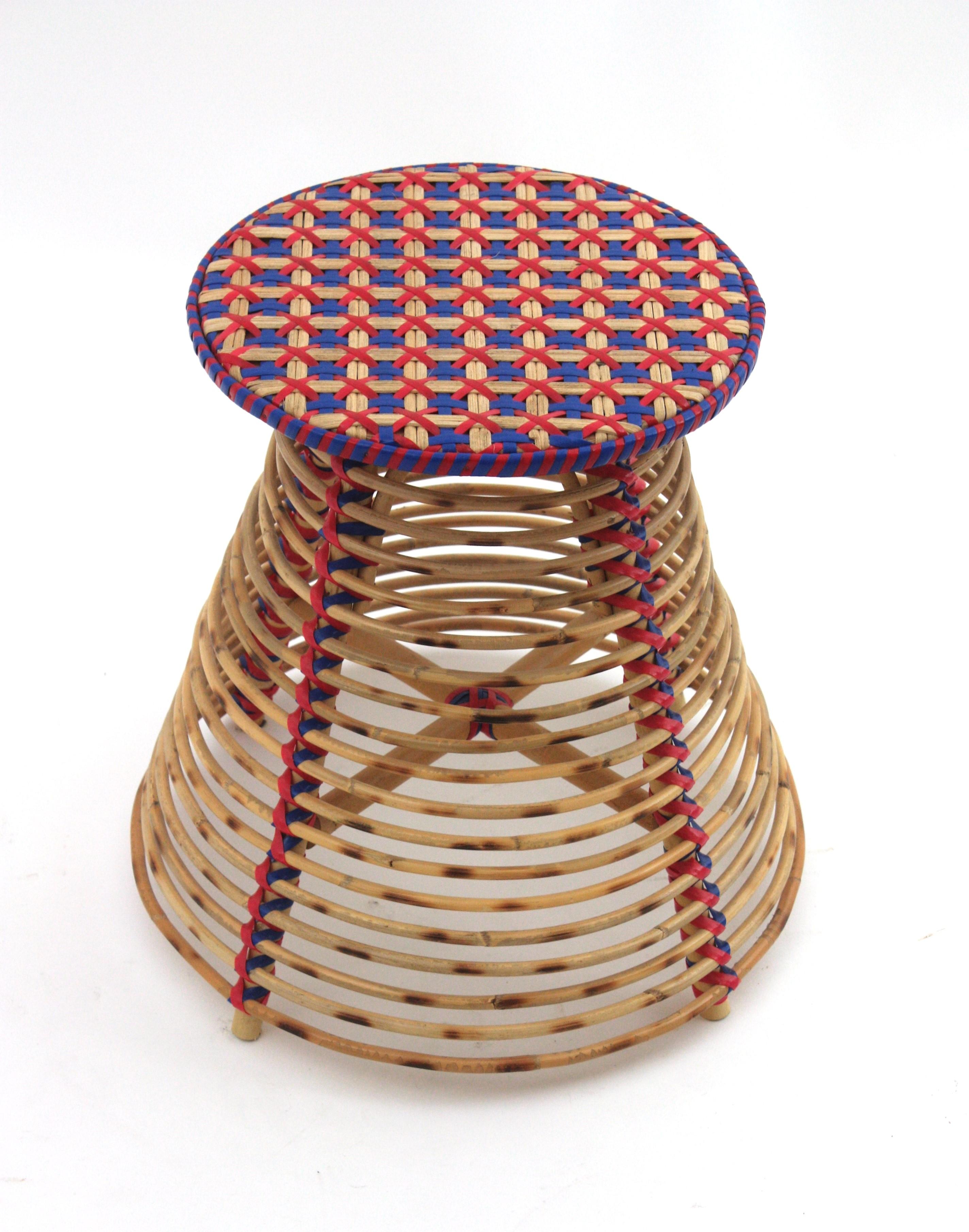 Sgabello / Tavolino in rattan conico con accenti acrilici intrecciati blu e rossi in vendita 3