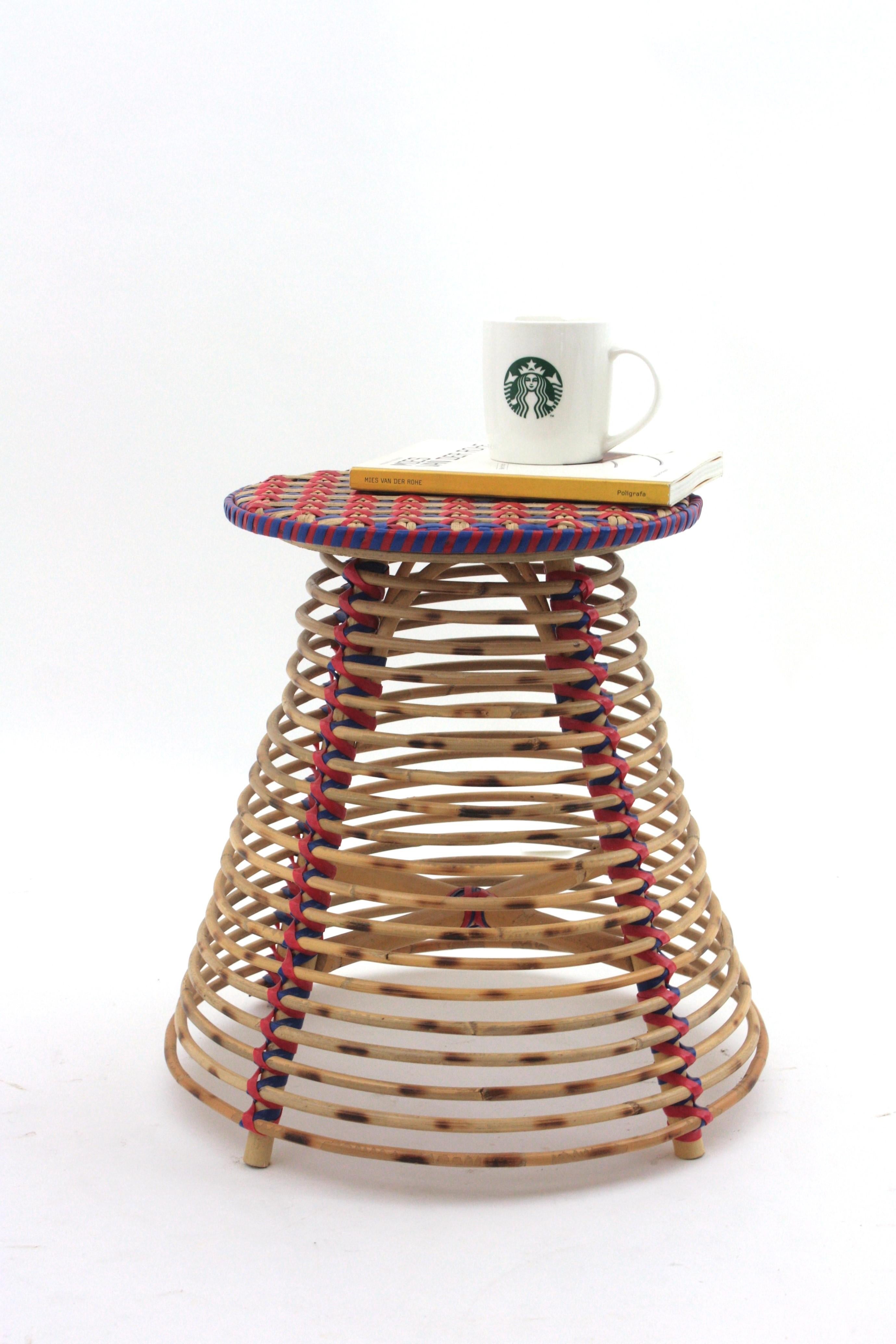 Sgabello / Tavolino in rattan conico con accenti acrilici intrecciati blu e rossi in vendita 4
