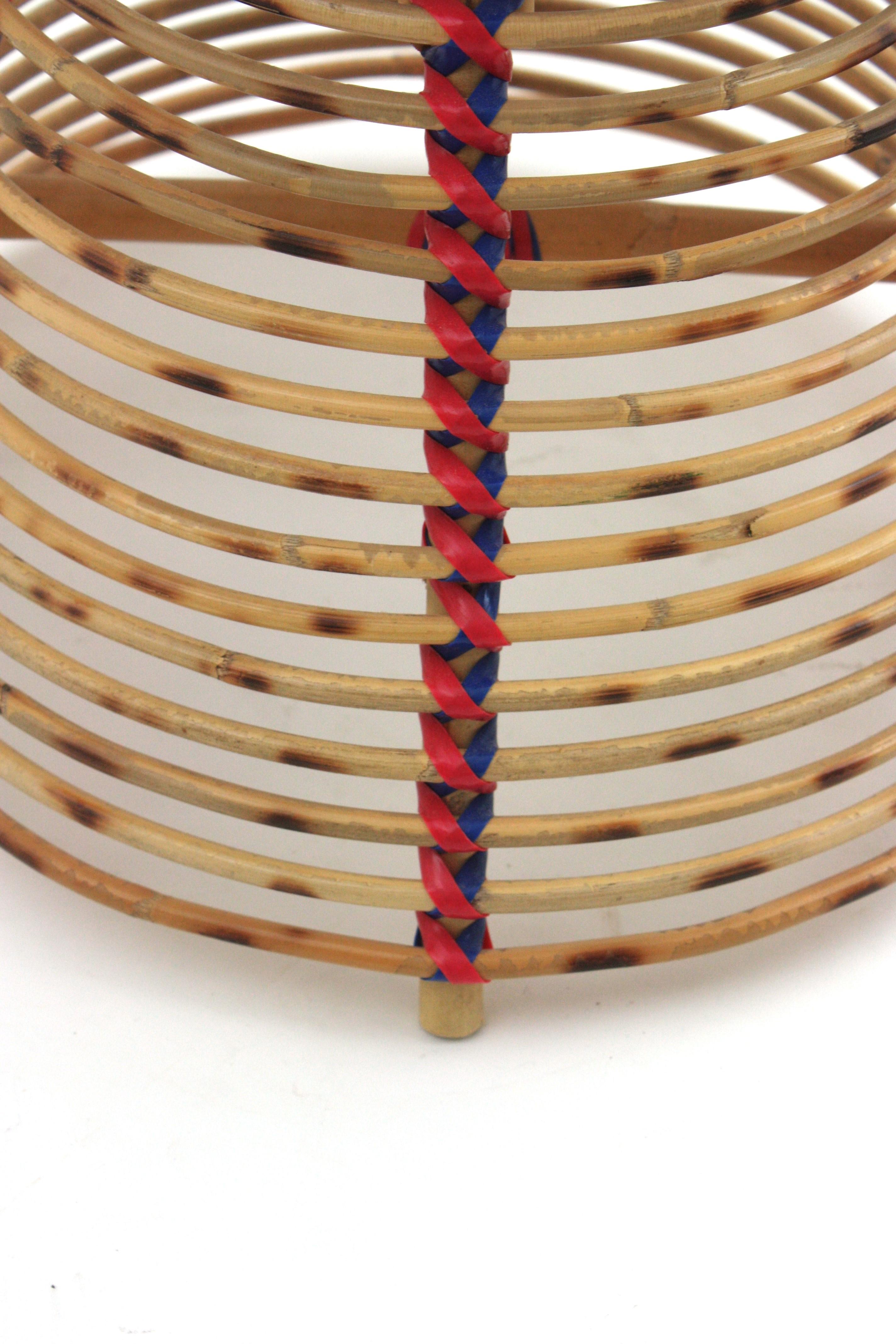Sgabello / Tavolino in rattan conico con accenti acrilici intrecciati blu e rossi in vendita 5