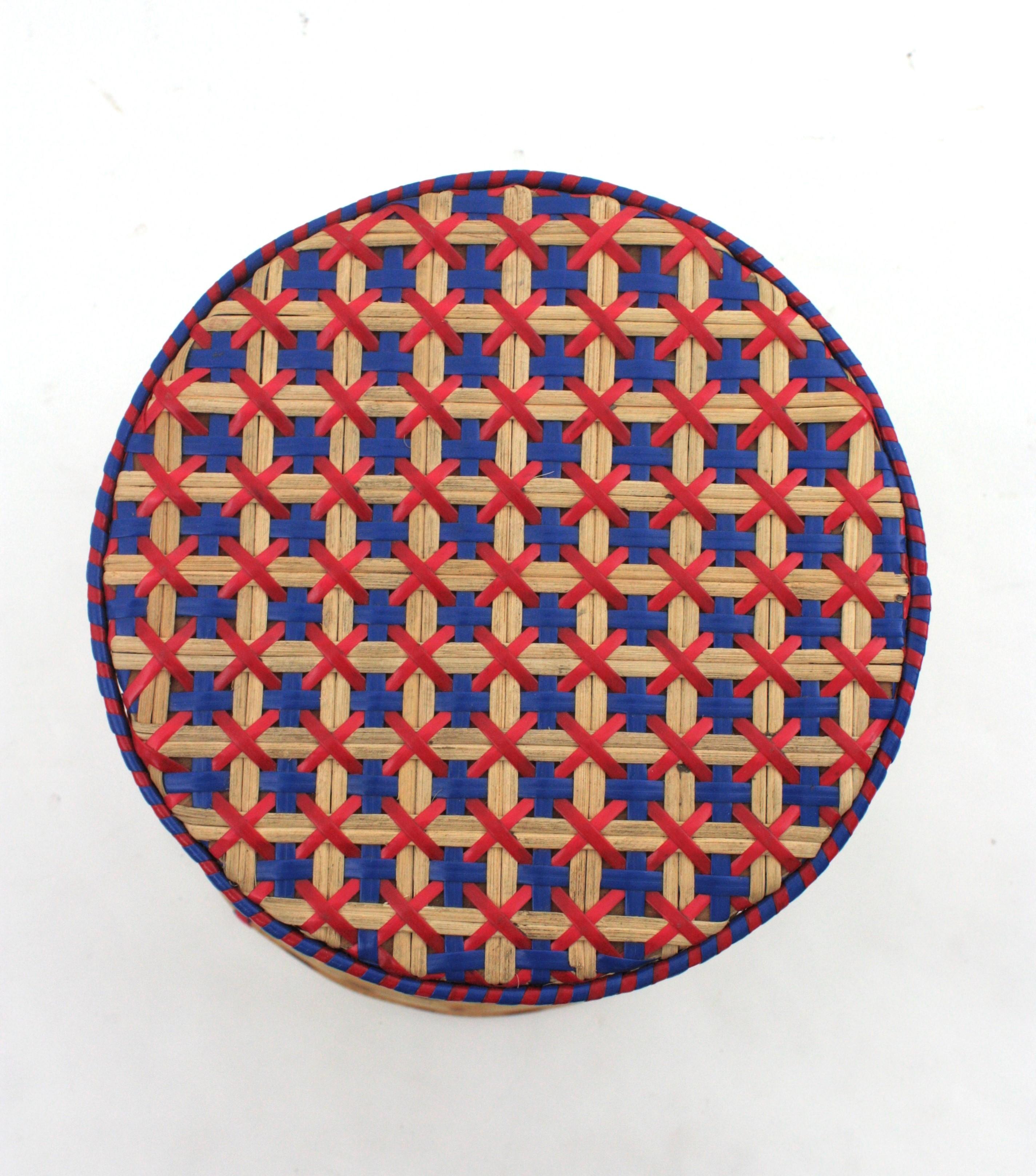Sgabello / Tavolino in rattan conico con accenti acrilici intrecciati blu e rossi in vendita 6