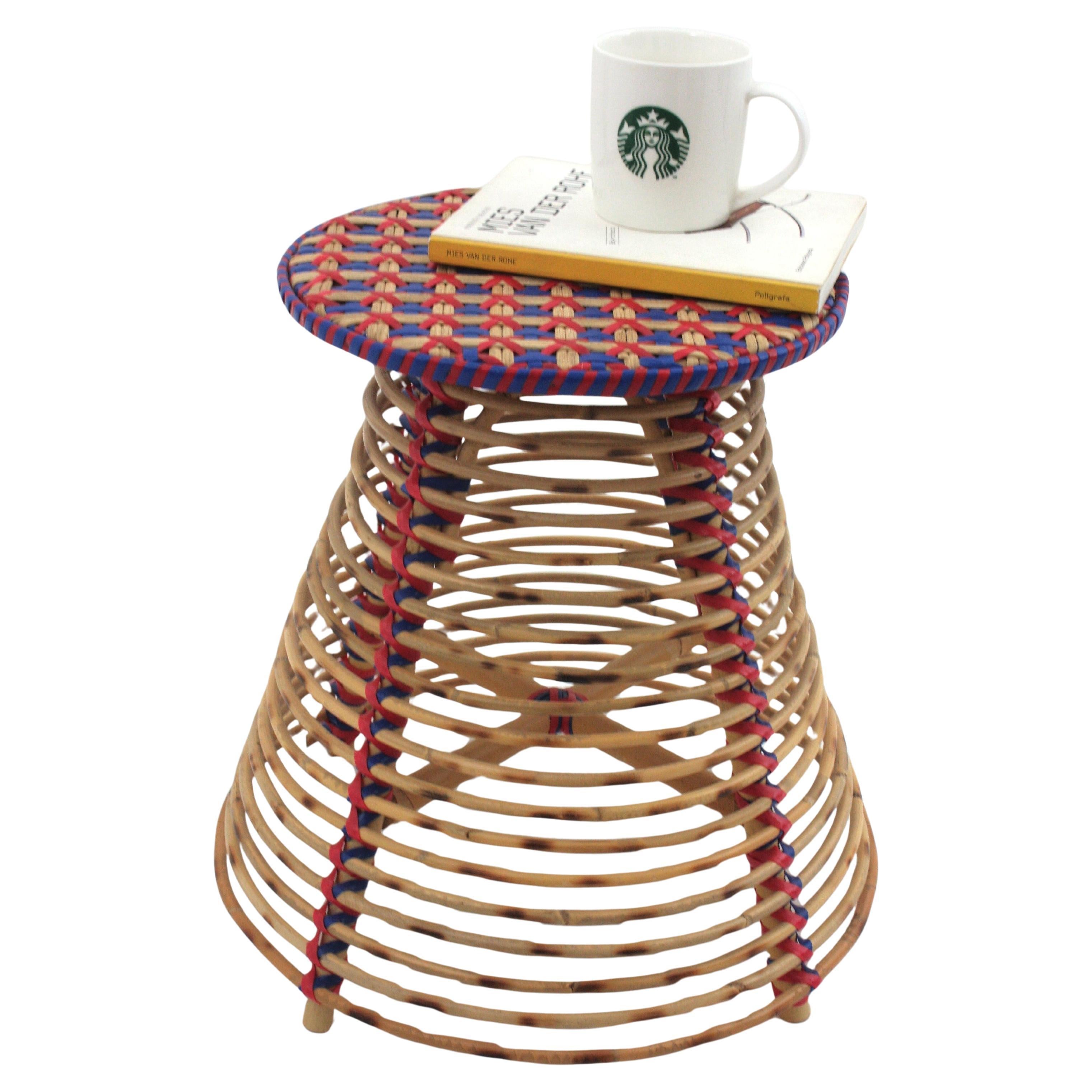 Sgabello spagnolo modernista realizzato a mano, Rattan, Bambù. Spagna, anni '60-'70.
Raro da trovare.
Questo sgabello rotondo in rattan è caratterizzato da una struttura conica fatta di anelli di rattan sormontati da una seduta in rattan