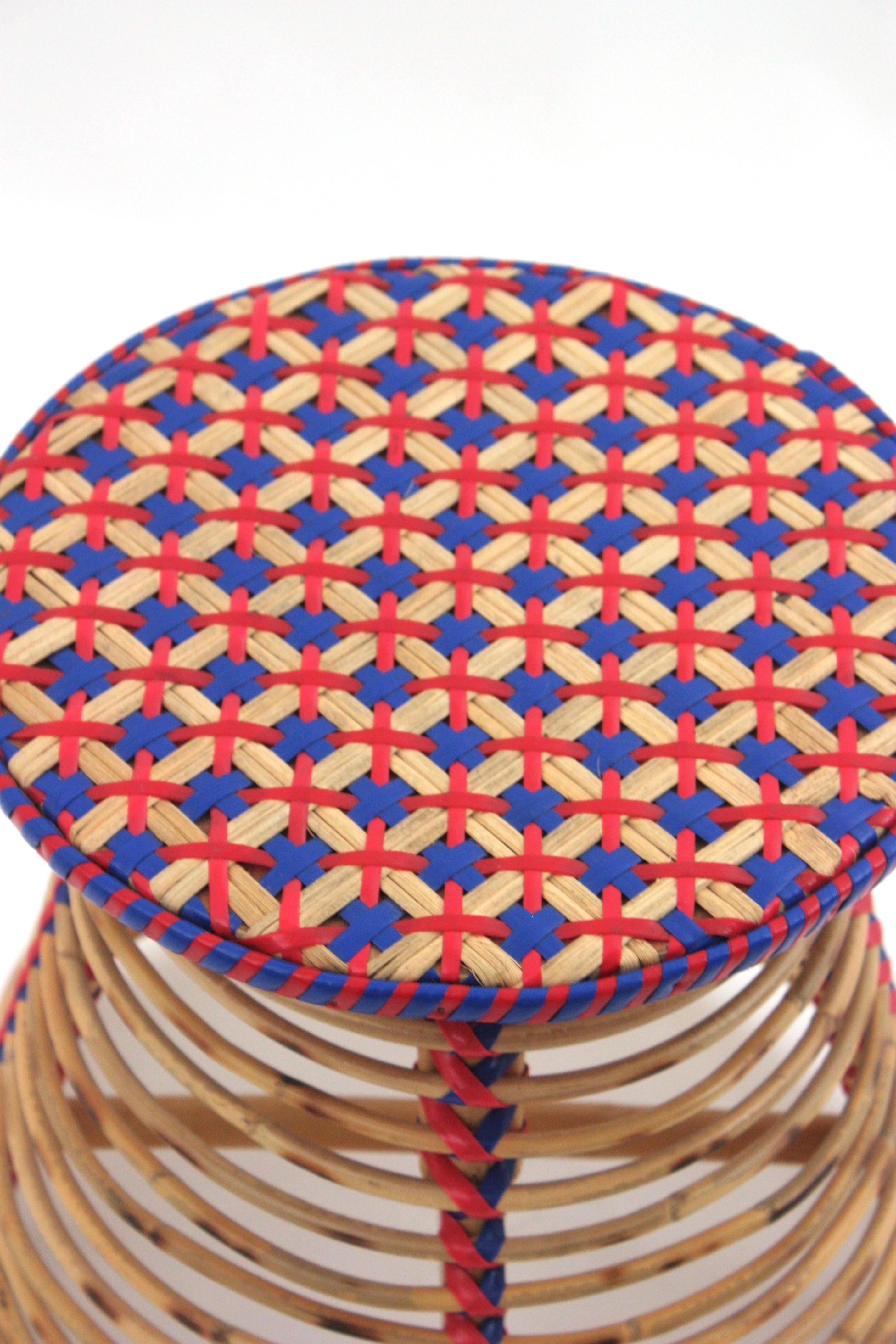 Mid-Century moderno Sgabello / Tavolino in rattan conico con accenti acrilici intrecciati blu e rossi in vendita
