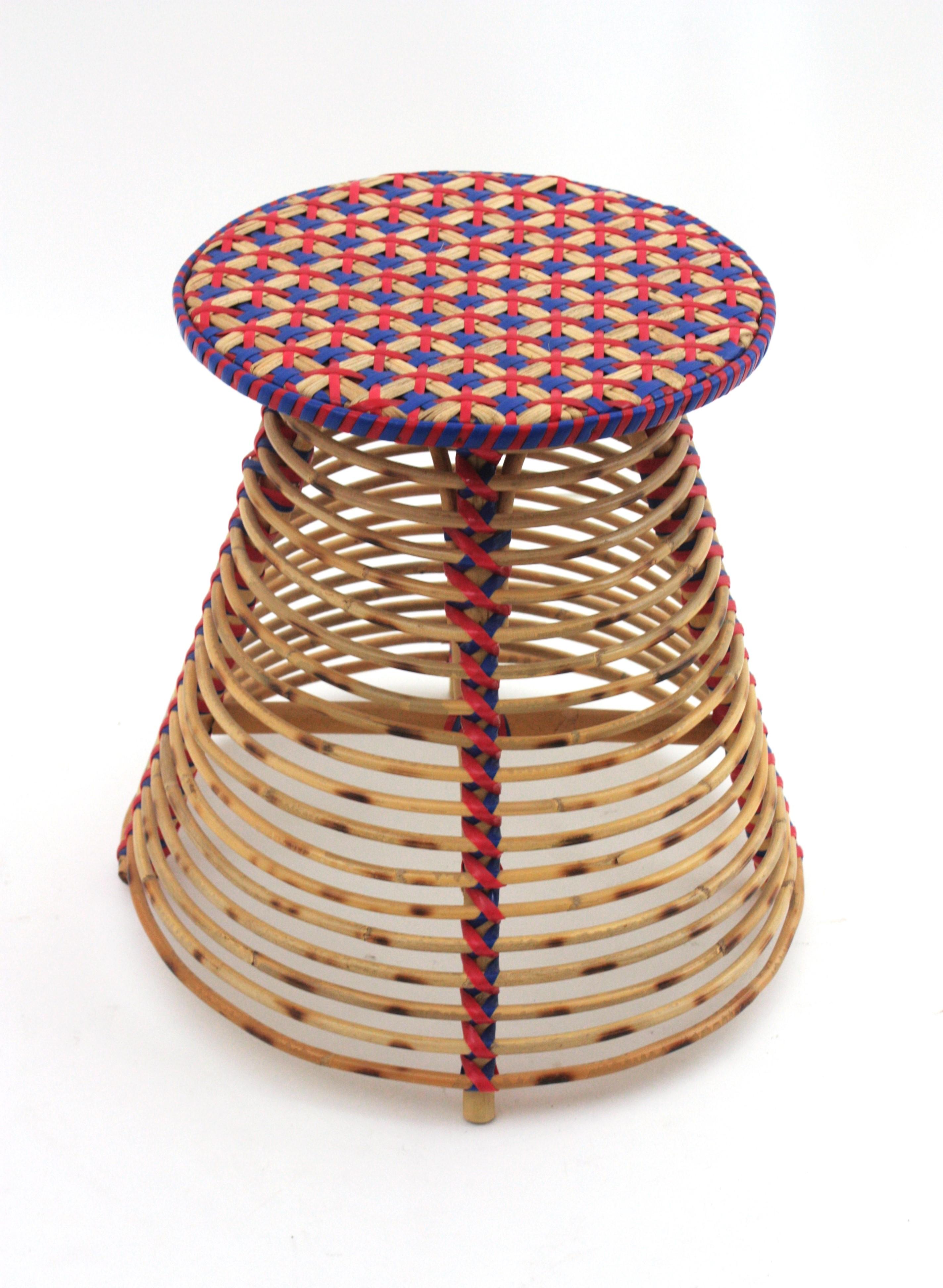 Spagnolo Sgabello / Tavolino in rattan conico con accenti acrilici intrecciati blu e rossi in vendita