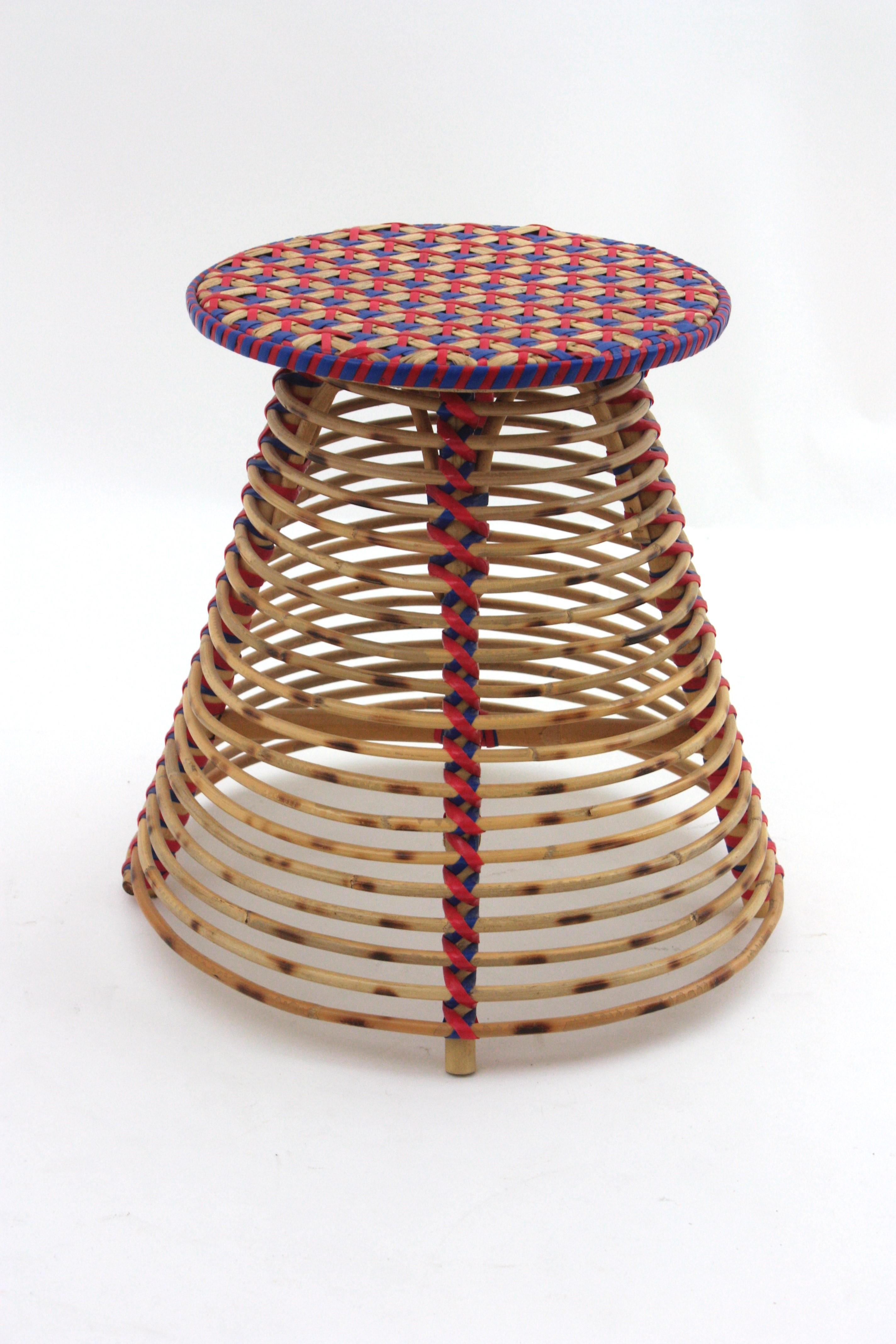 Sgabello / Tavolino in rattan conico con accenti acrilici intrecciati blu e rossi In condizioni buone in vendita a Barcelona, ES