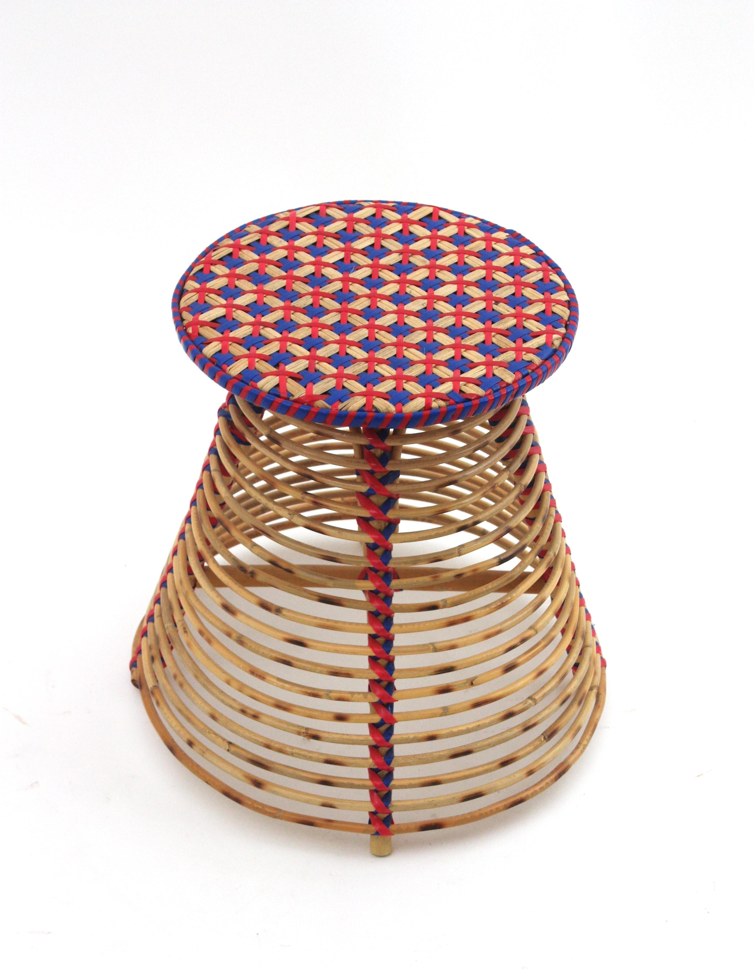 XX secolo Sgabello / Tavolino in rattan conico con accenti acrilici intrecciati blu e rossi in vendita