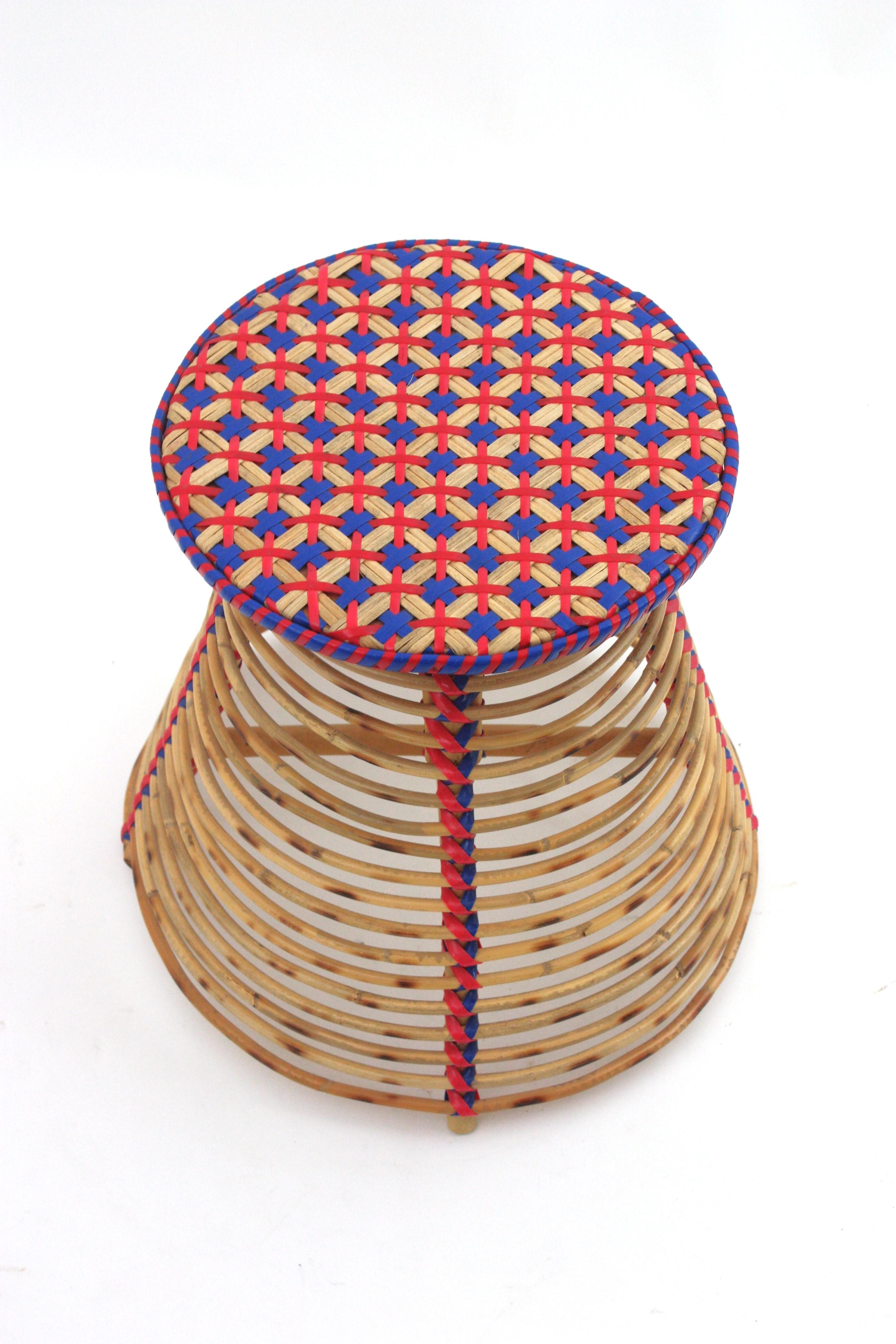 Bambù Sgabello / Tavolino in rattan conico con accenti acrilici intrecciati blu e rossi in vendita