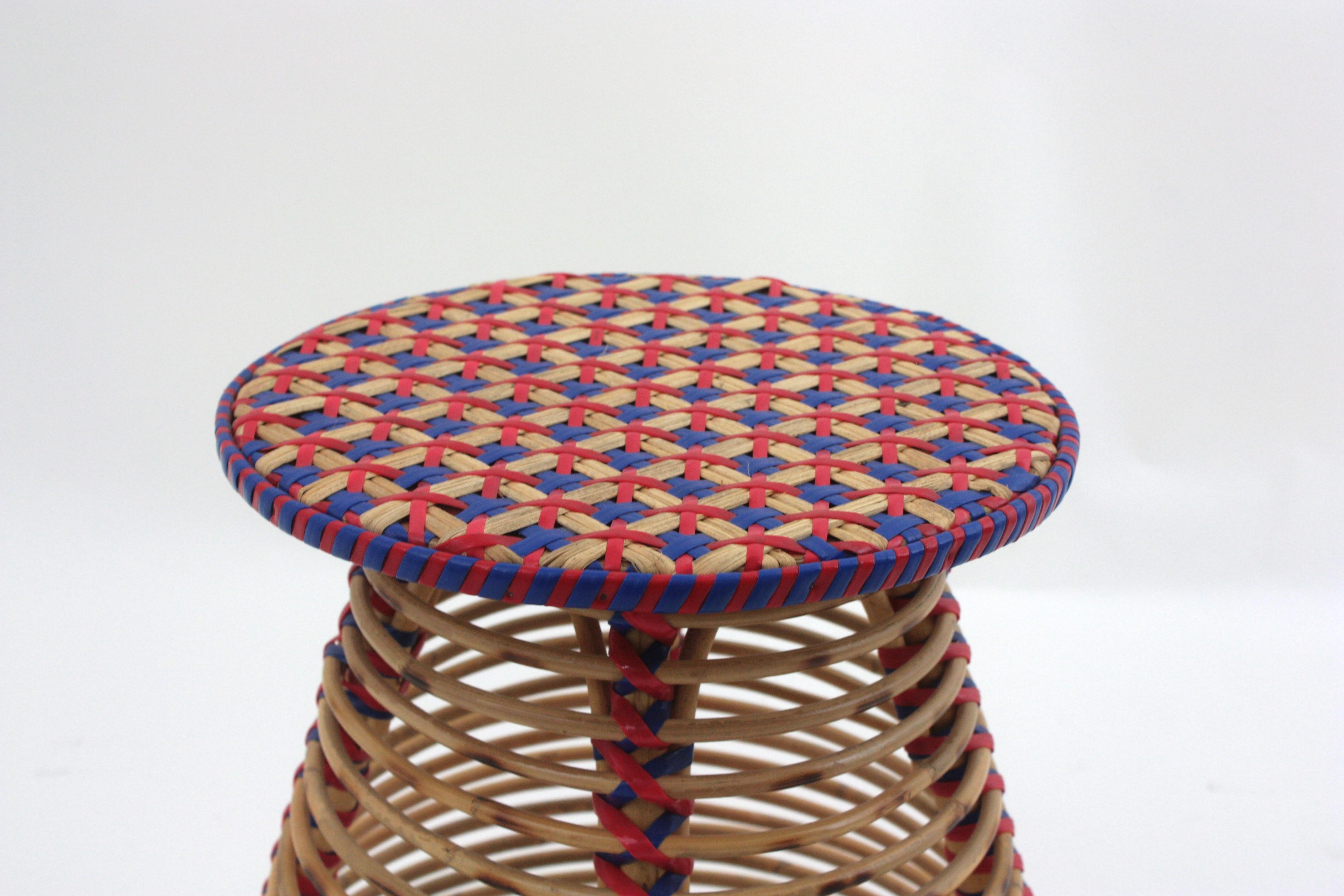 Sgabello / Tavolino in rattan conico con accenti acrilici intrecciati blu e rossi in vendita 1