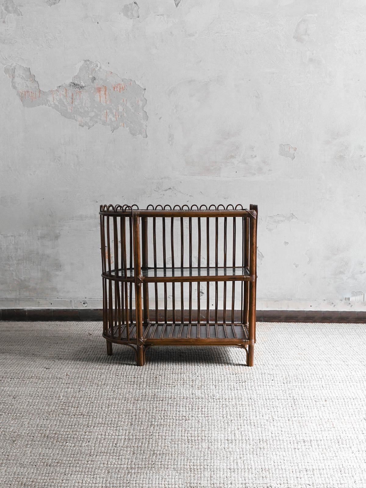 Mesa consola de ratán con tres estantes - Molto Editions Italiano en venta