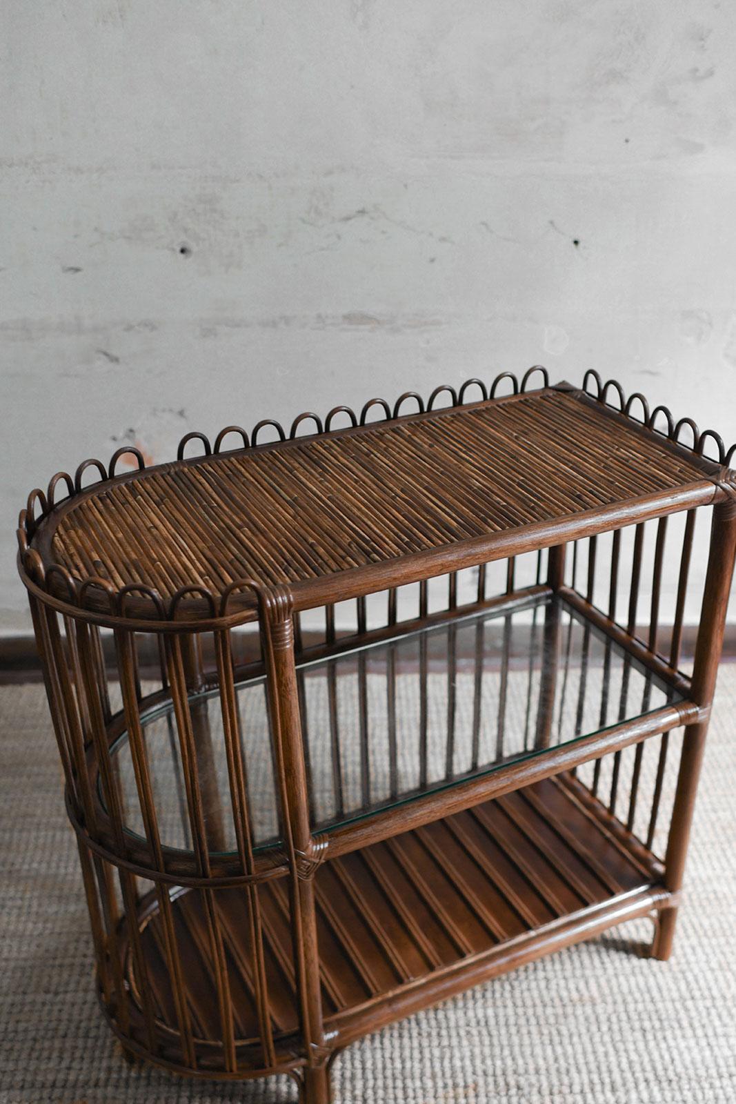 Mesa consola de ratán con tres estantes - Molto Editions Siglo XXI y contemporáneo en venta
