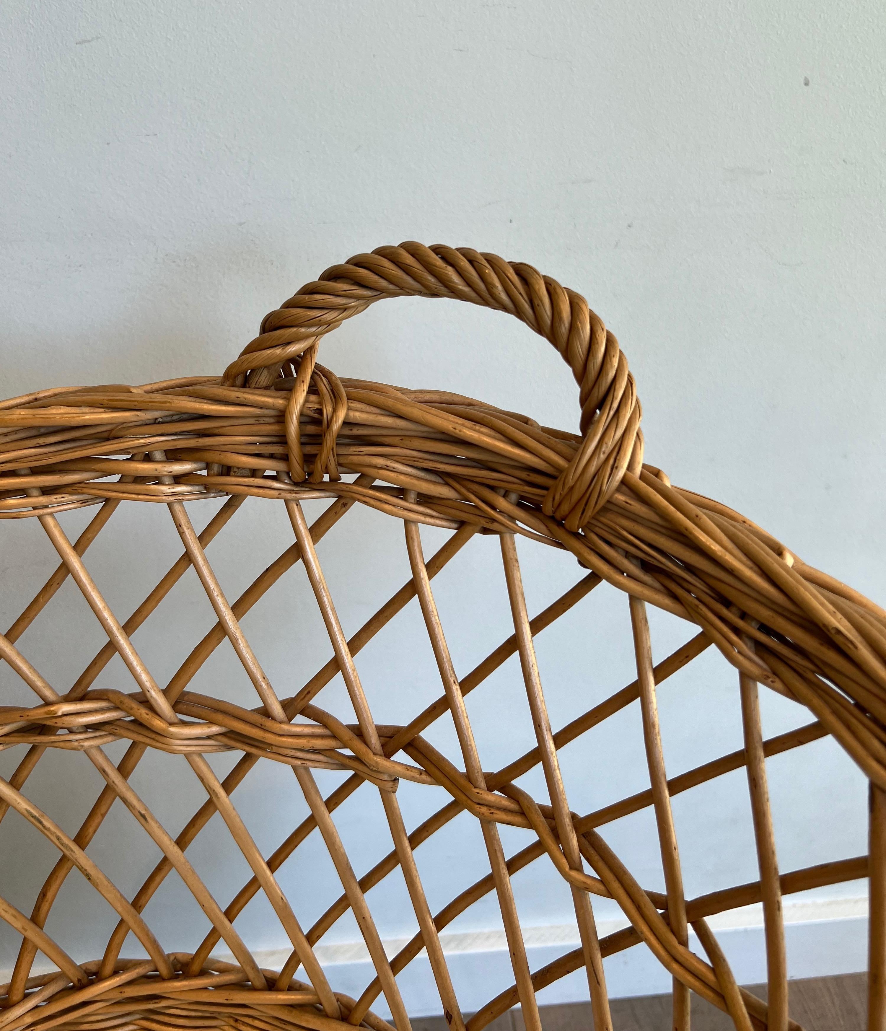 Rattan cradle on casters. French work. Circa 1950 For Sale 4