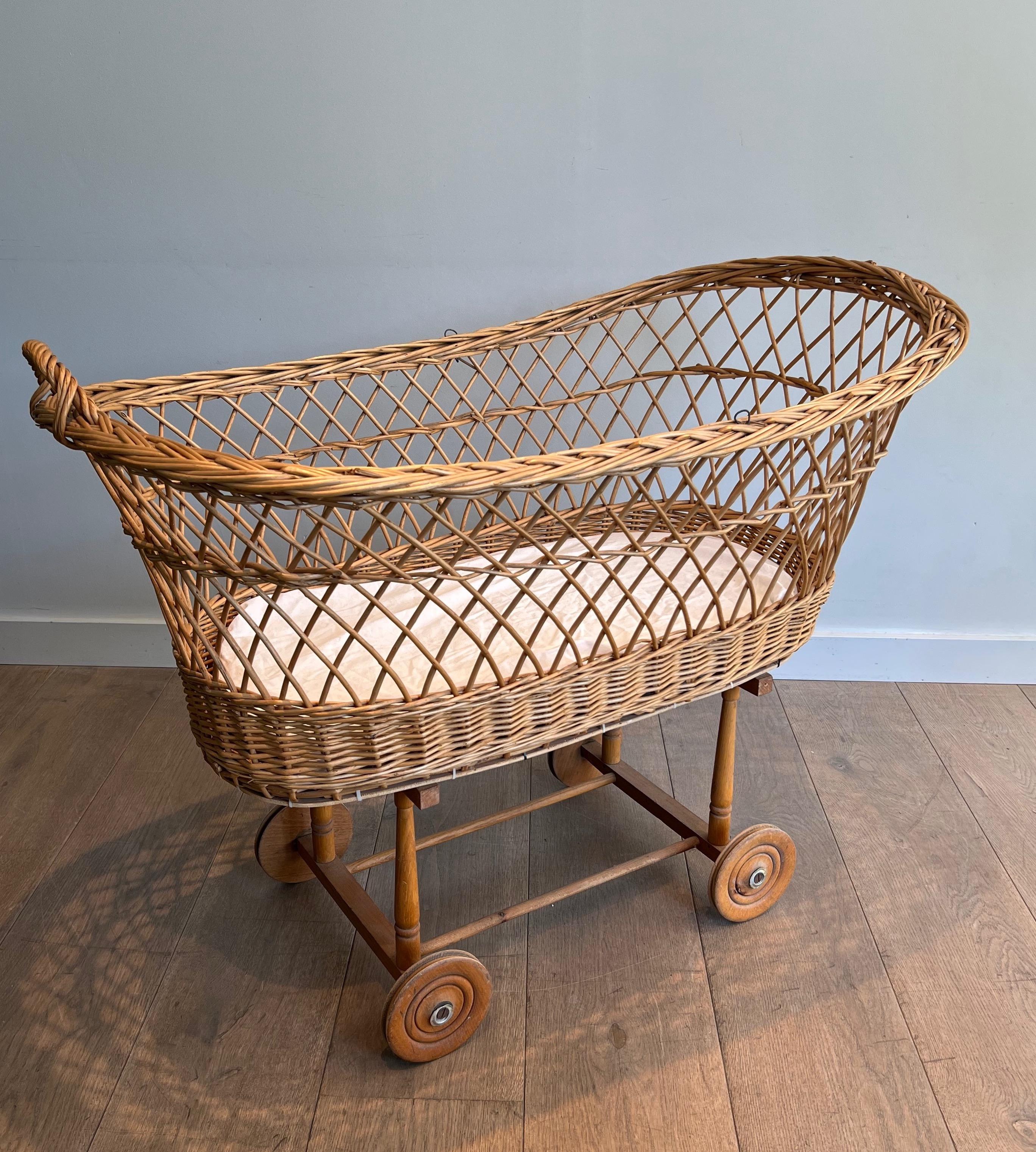 Rattan cradle on casters. French work. Circa 1950 For Sale 6