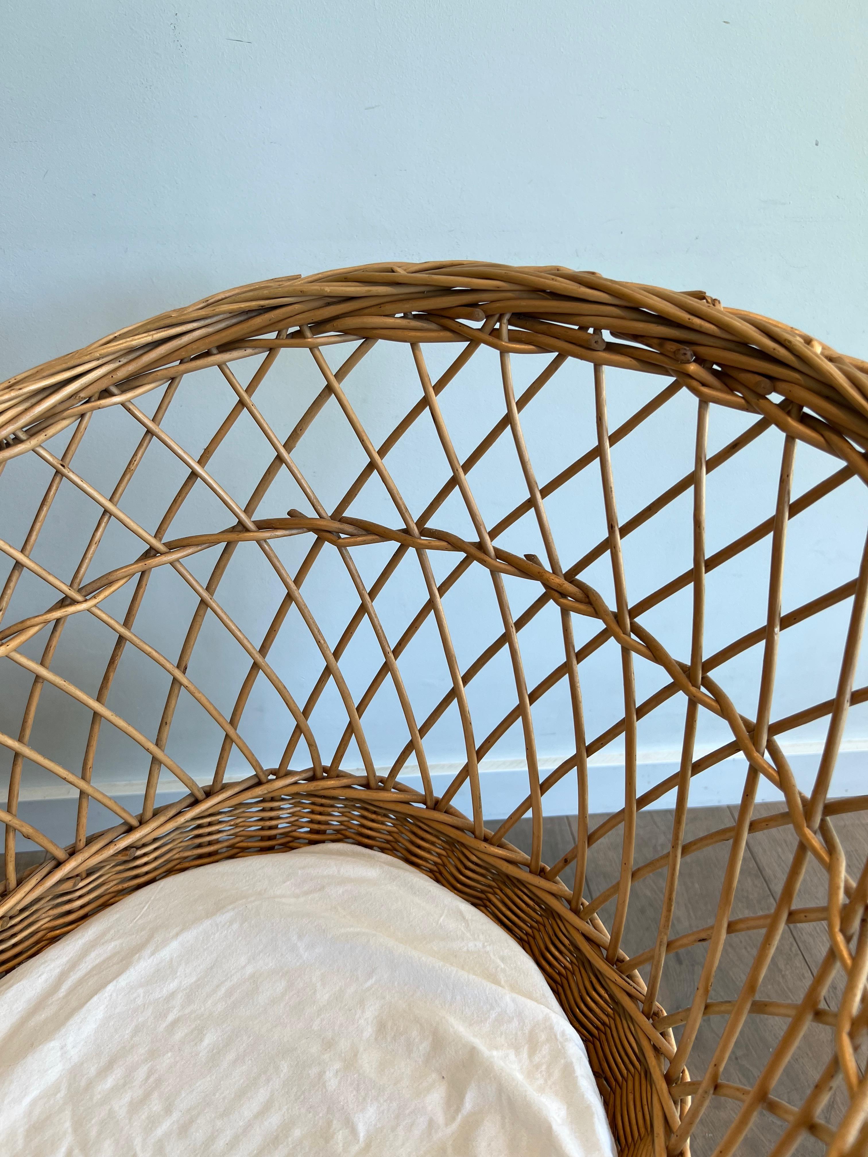 Rattan cradle on casters. French work. Circa 1950 For Sale 3