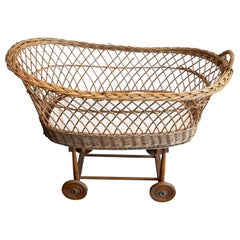 Rattan-Wiege auf Rollen. Französische Arbeit. CIRCA 1950