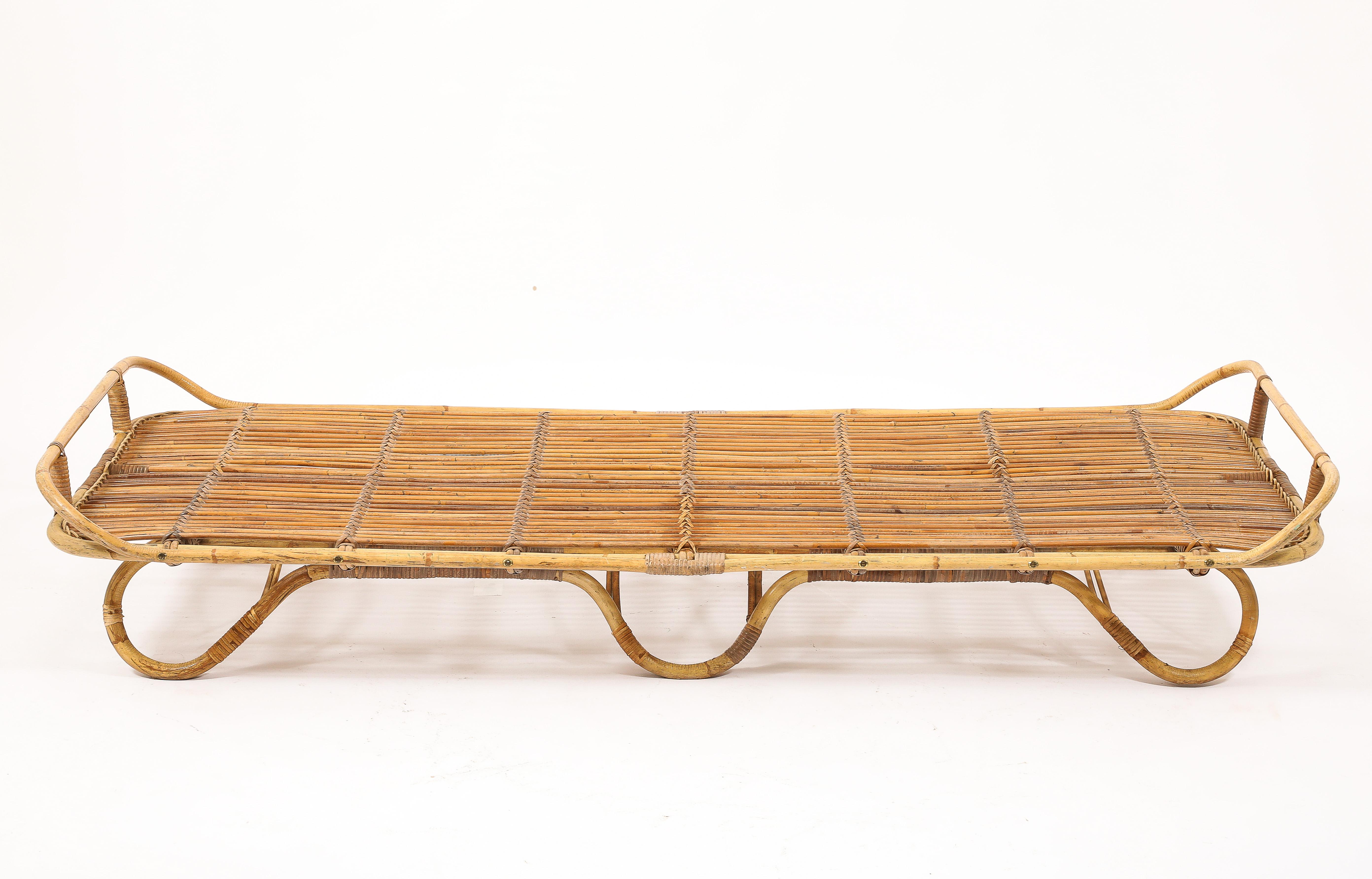 Rare lit de jour en rotin avec une structure de support unique en forme de boucle en rotin. En bon état vintage. La hauteur d'assise indiquée est sans matelas.
