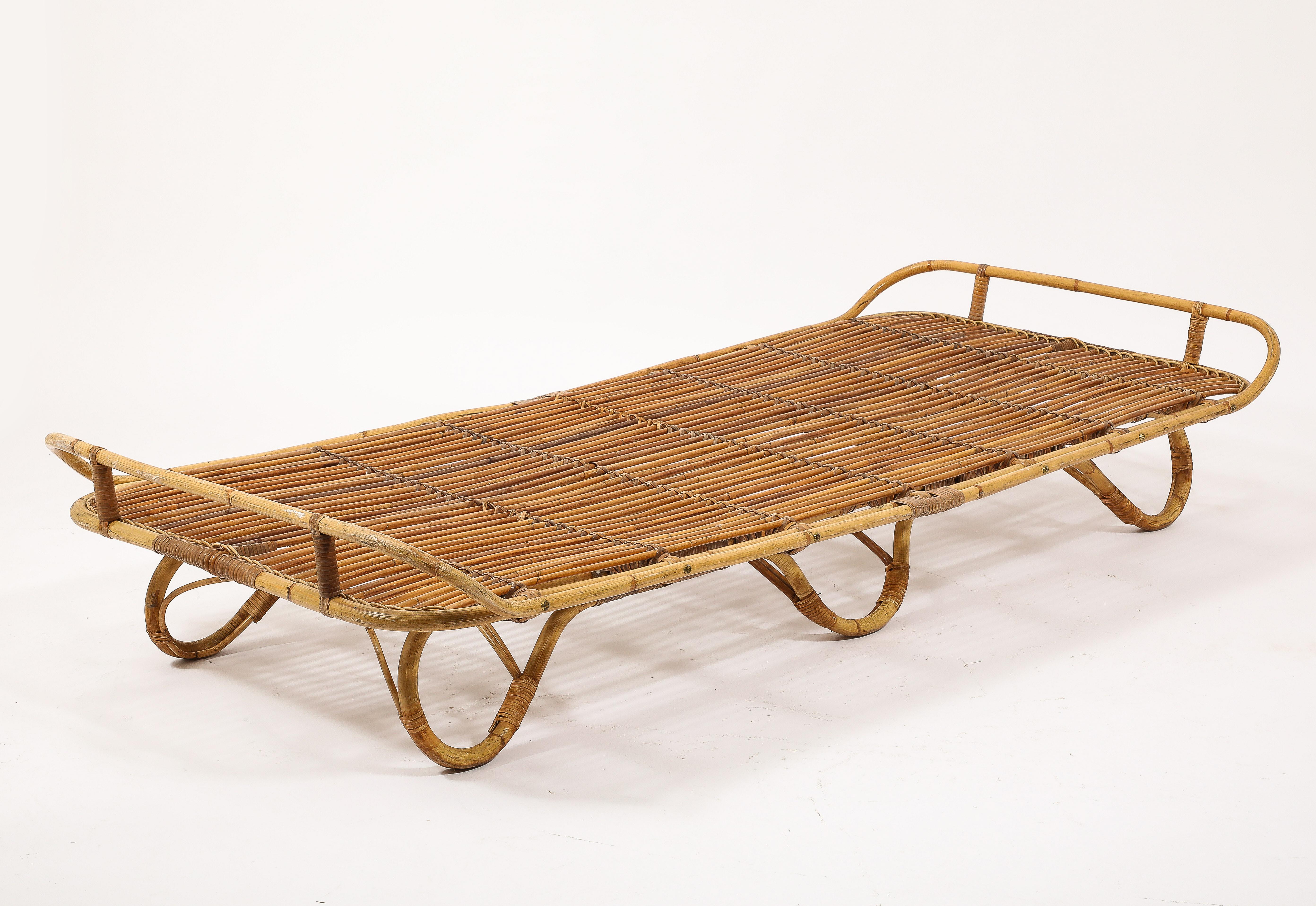 Milieu du XXe siècle Méridienne en rotin dans le style de Louis Sognot, France, années 1960 en vente