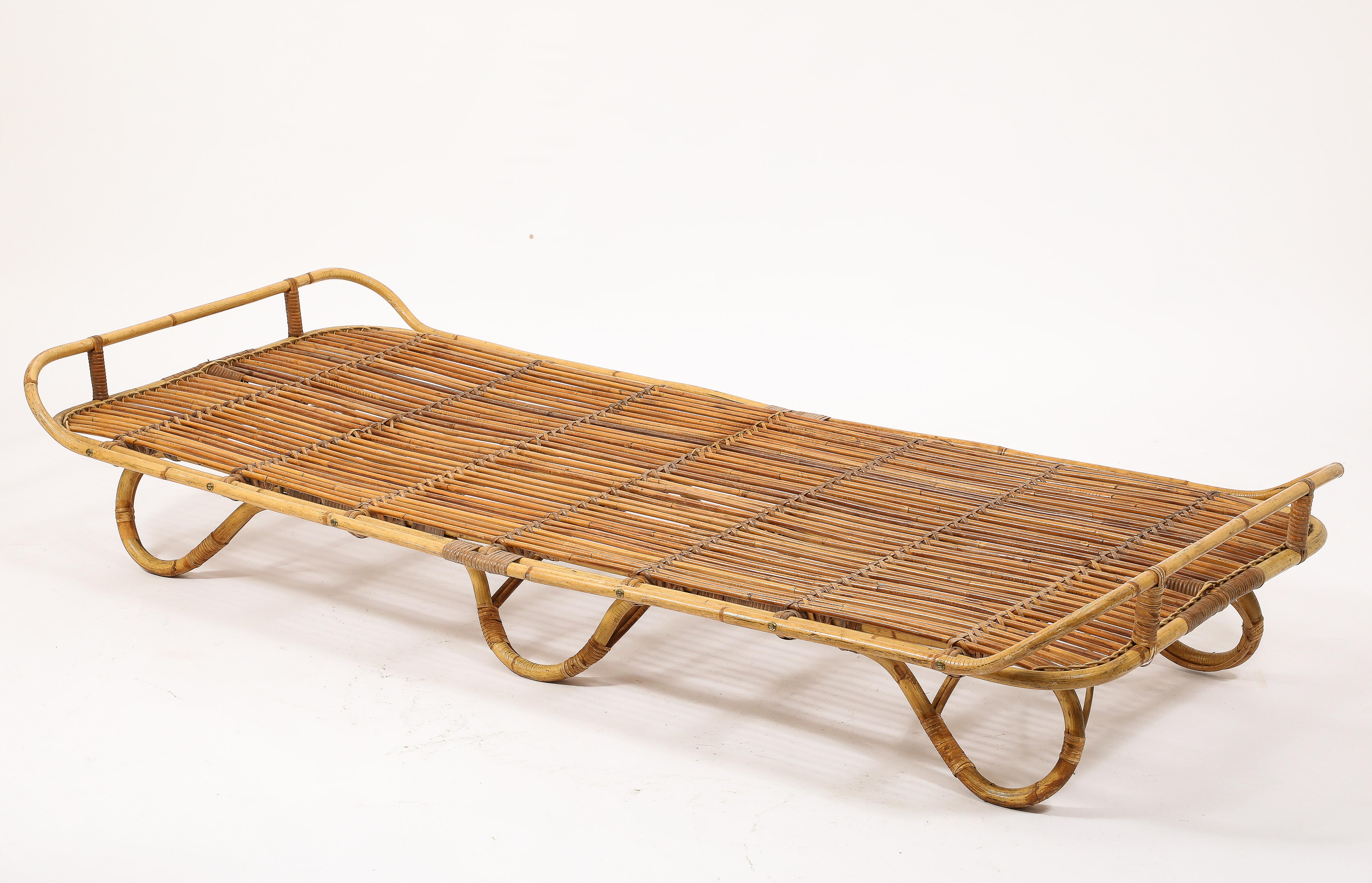 Méridienne en rotin dans le style de Louis Sognot, France, années 1960 en vente 2
