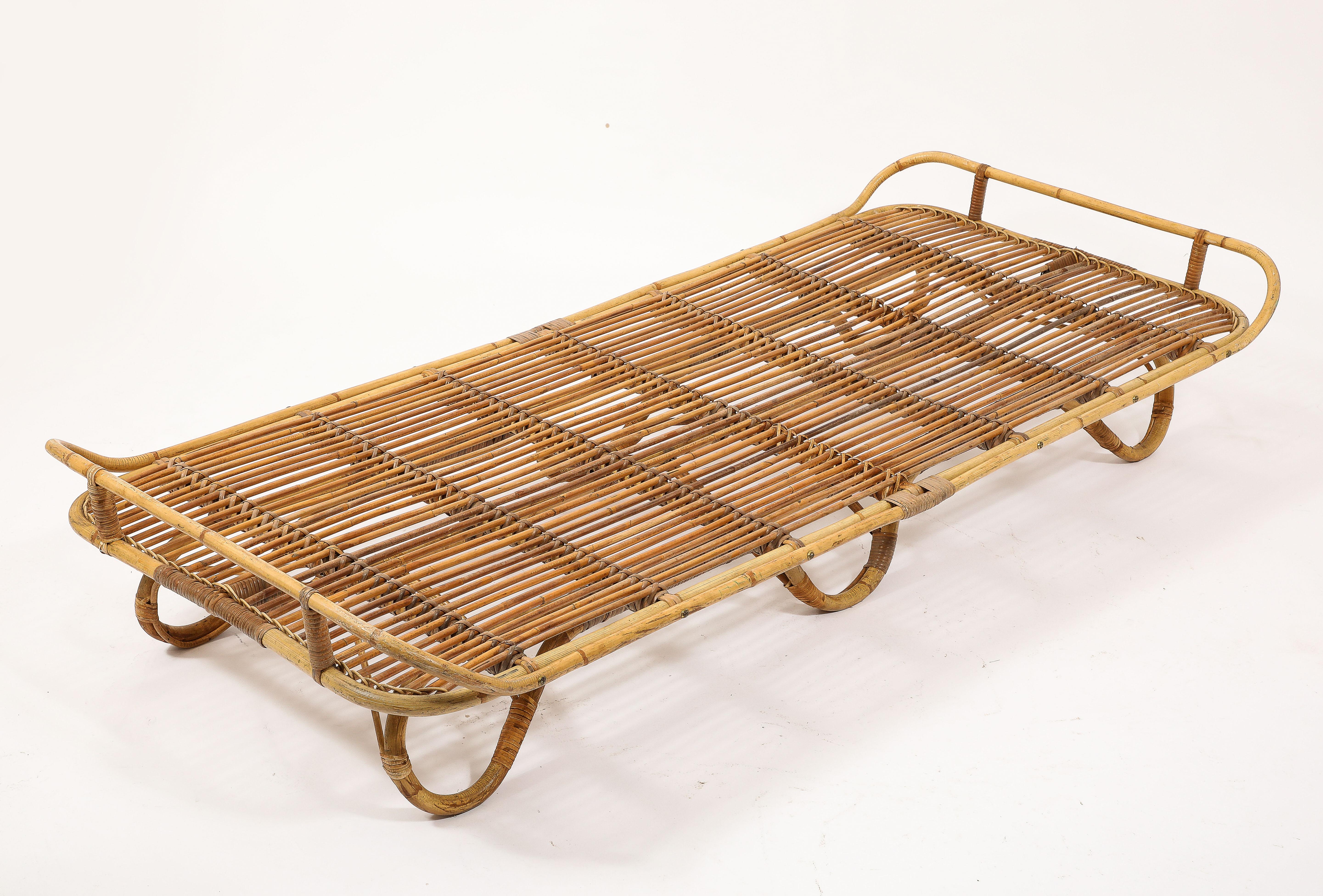 Méridienne en rotin dans le style de Louis Sognot, France, années 1960 en vente 3