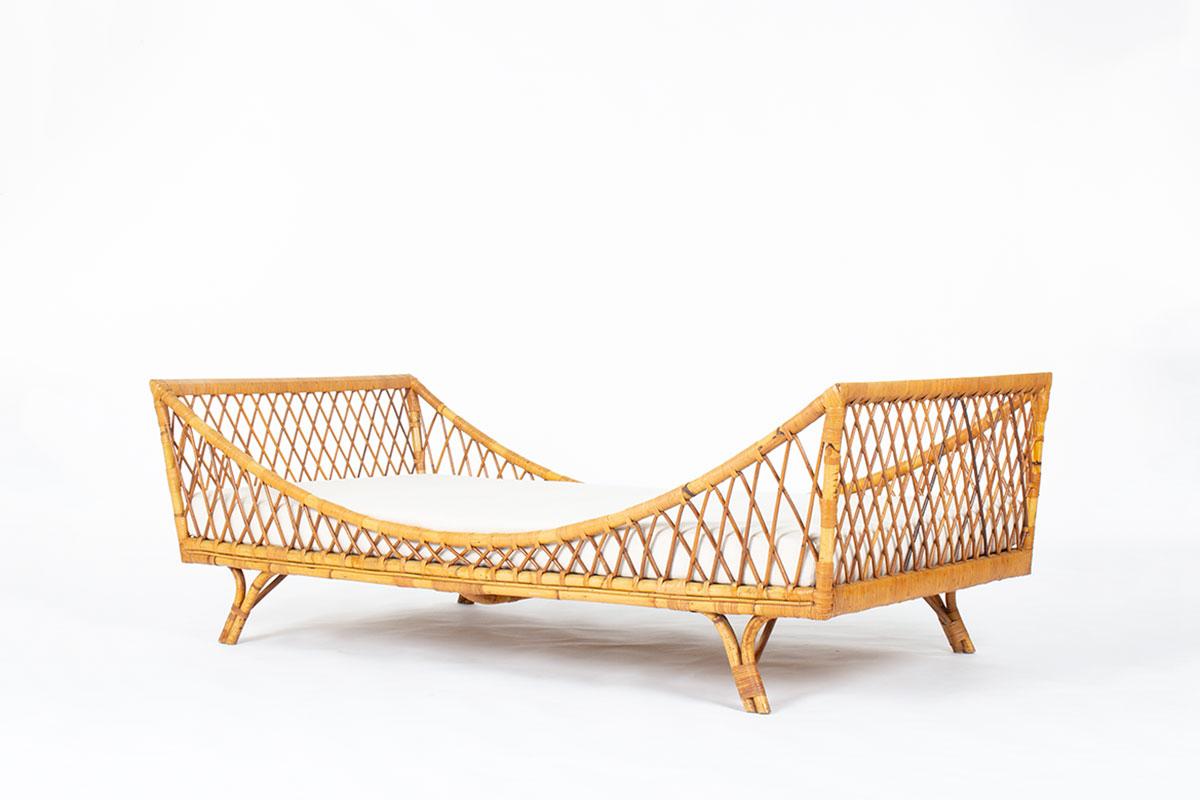 Lit de repos fabriqué dans les années 50 en France
Structure solide en rotin, matelas recouvert d'un tissu en coton beige.
(La mousse et le tissu sont neufs)
Belle patine d'époque