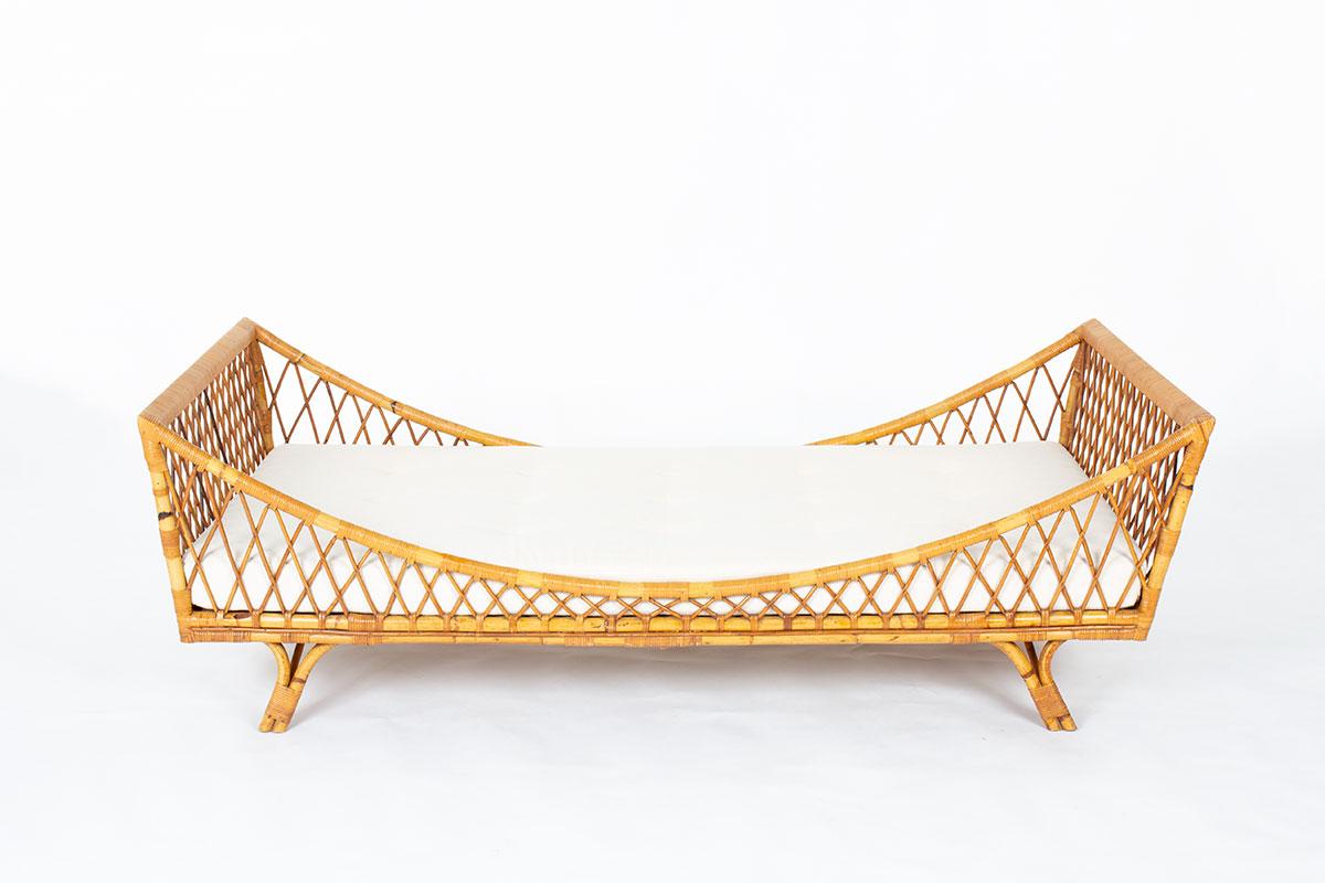 20ième siècle Méridienne en rotin avec matelas en tissu beige 1950 en vente