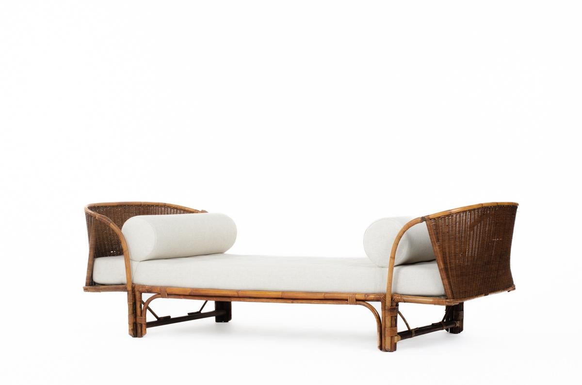 Large daybed made in France during the 1950s
Structure in rattan, and woven rattan on sides
Mattress with cushions in foam covered with blackout linen fabric
Very nice vintage piece, with a beautiful patina of the rattan.
