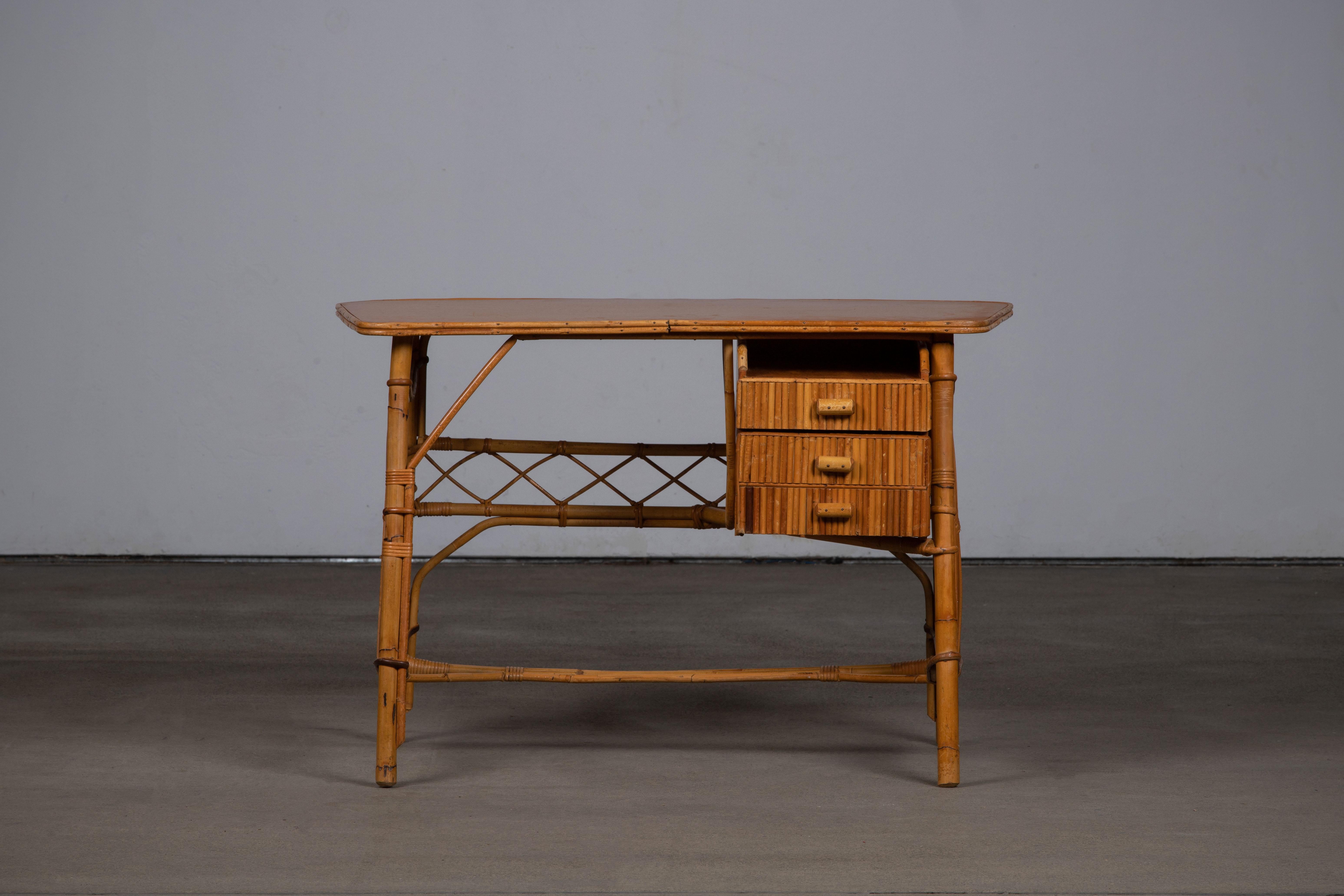 Desk Louis Sognot 50s
This pretty little vintage rattan desk from the 1950s by Louis SOGNOT can be used by a child or an adult. It has a drawer whose ring-shaped handle is the designer's signature. The top is in light oak.
The plus: a clever