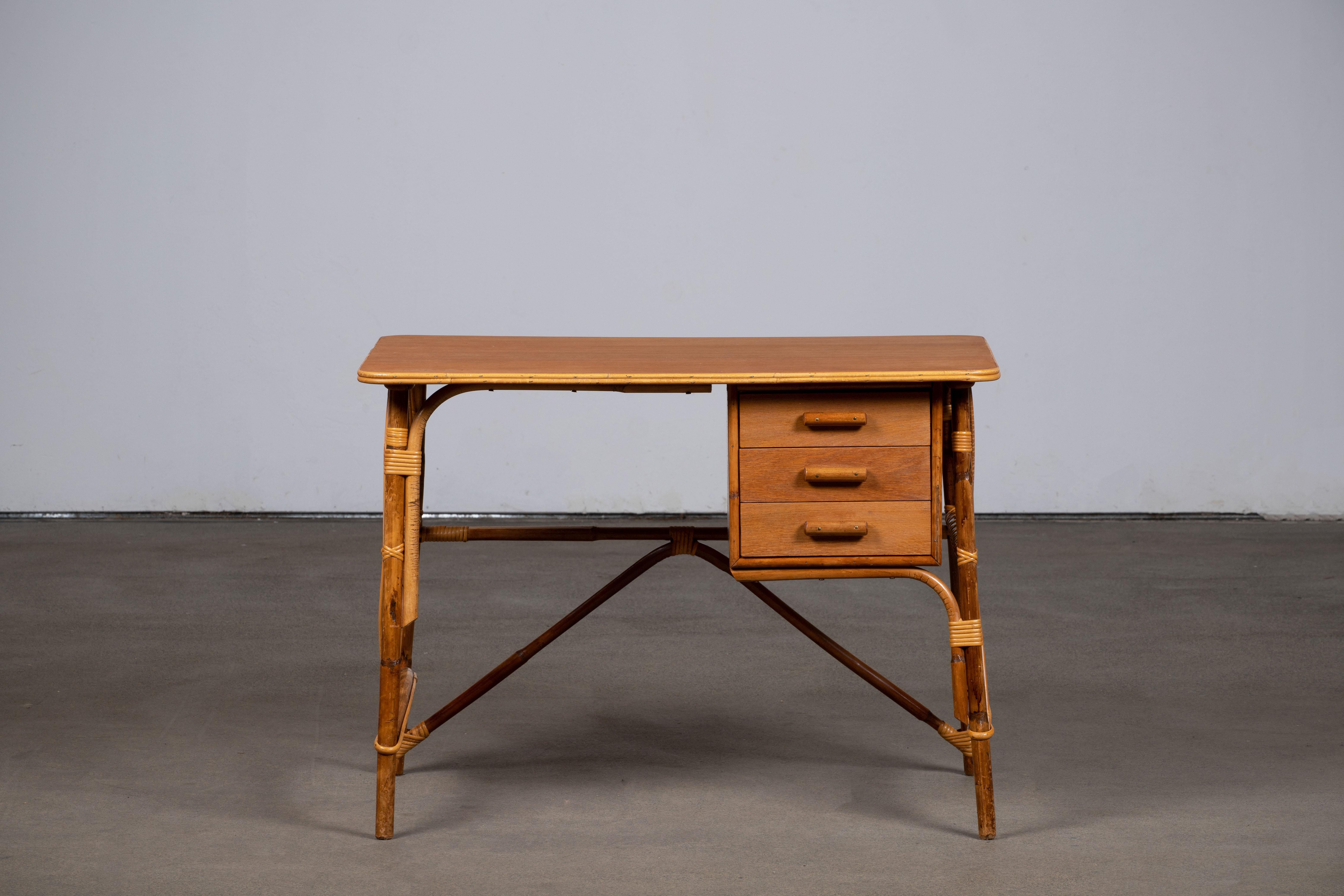 Desk Louis Sognot 50s
This pretty little vintage rattan desk from the 1950s by Louis Sognot can be used by a child or an adult.The top is in light oak.

Its both authentic and bohemian side can only seduce you!

Louis Sognot (1892-1970) is a