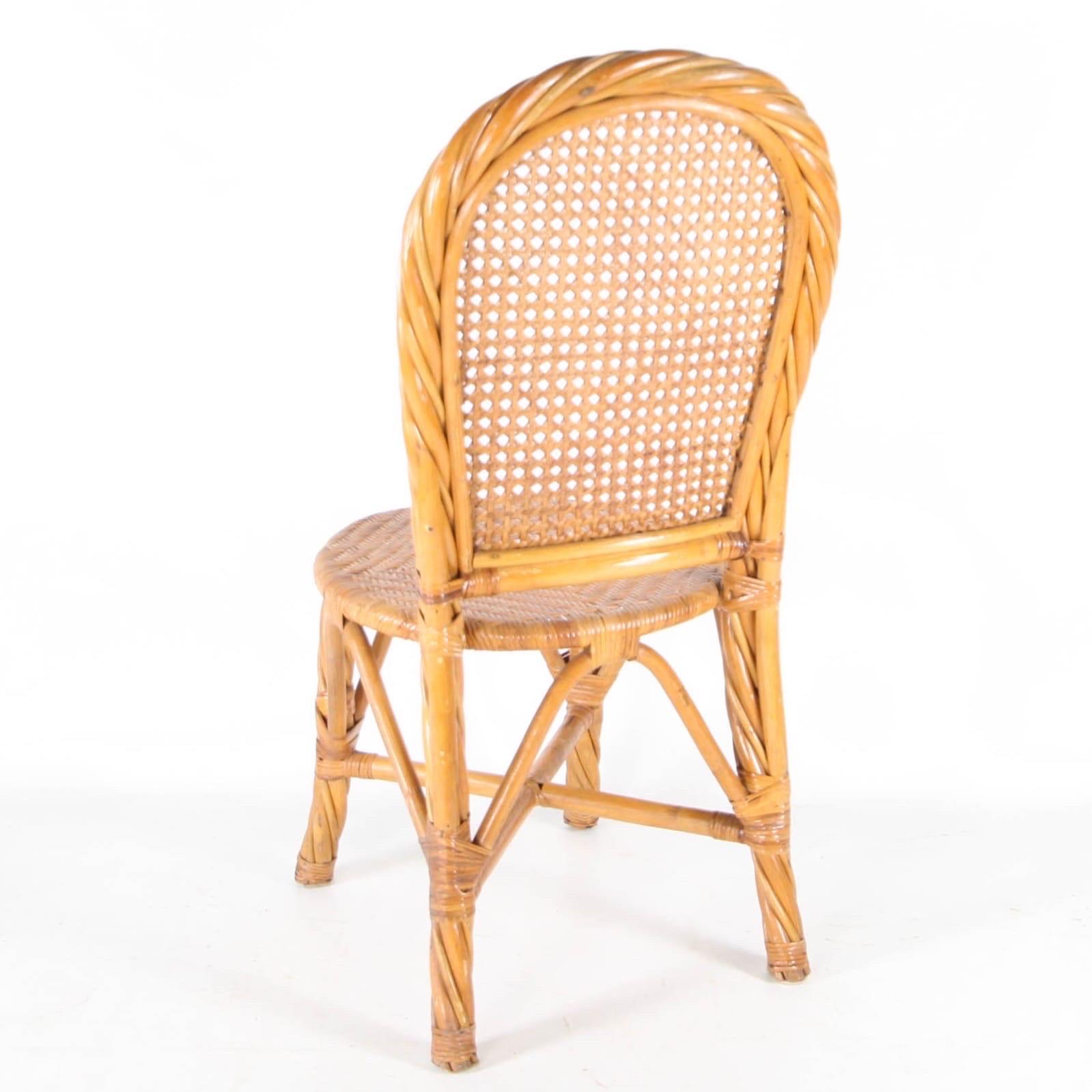 Exceptionnel ensemble de salle à manger en rotin tressé à la main vers 1970.
1 table, 2 fauteuils et 4 chaises.
Incroyable travail du rotin, très bon état.
Rare !