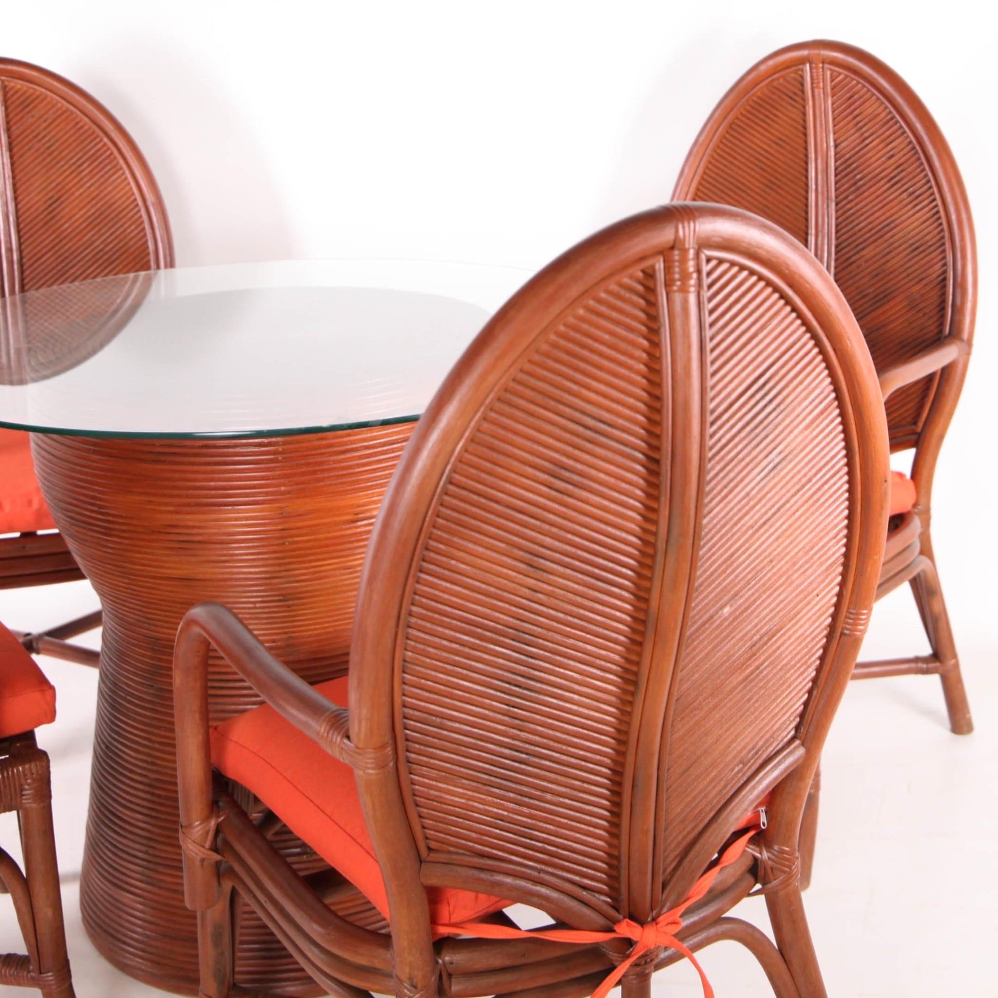 Bellissimo set in rattan composto da 4 poltrone e un tavolo da pranzo. 
Alta qualità, ottime condizioni. Raro