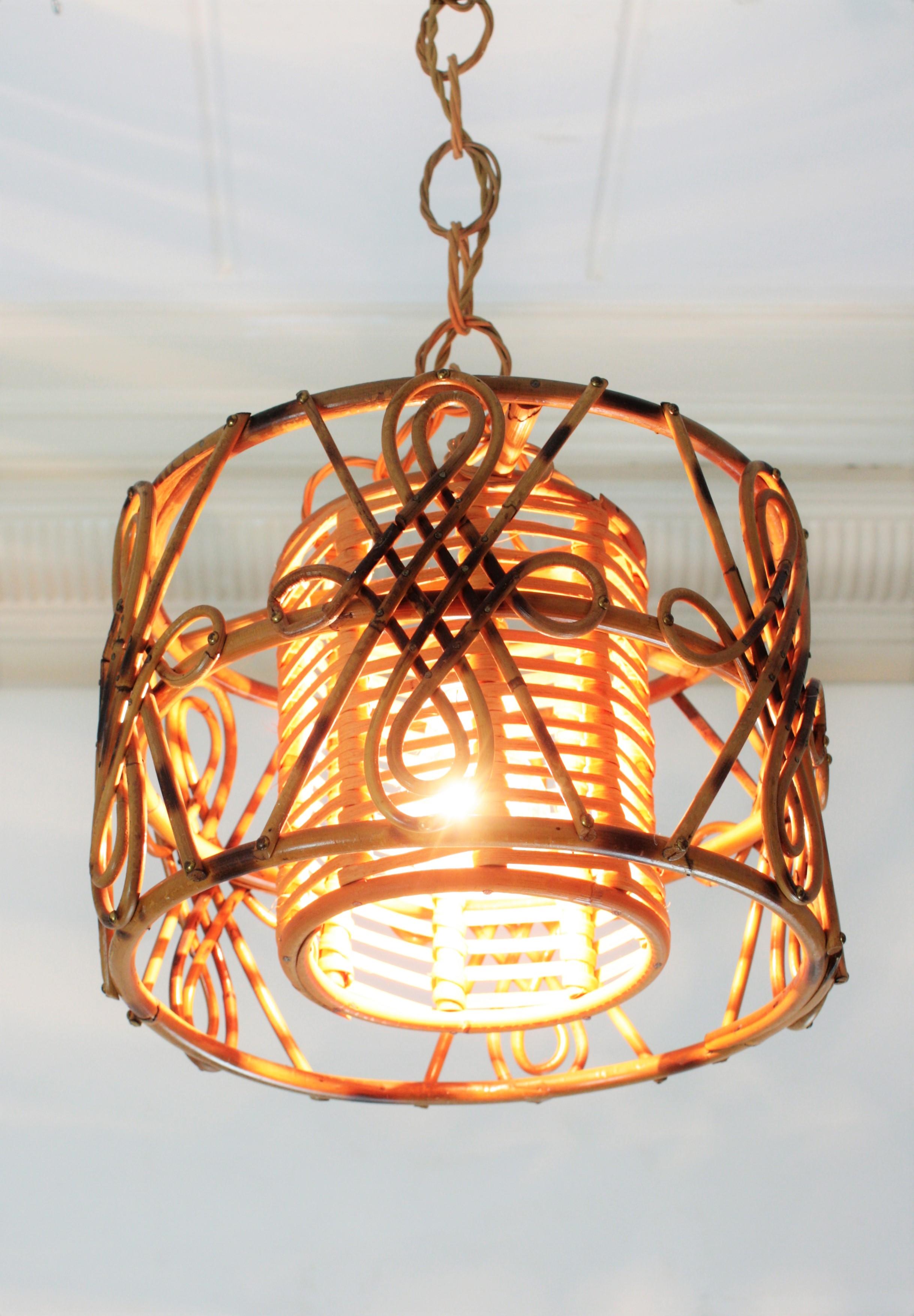 Rattan Drum Form Pendant Hanging Light with Chinoiserie Accents, France, 1950s In Good Condition In Barcelona, ES