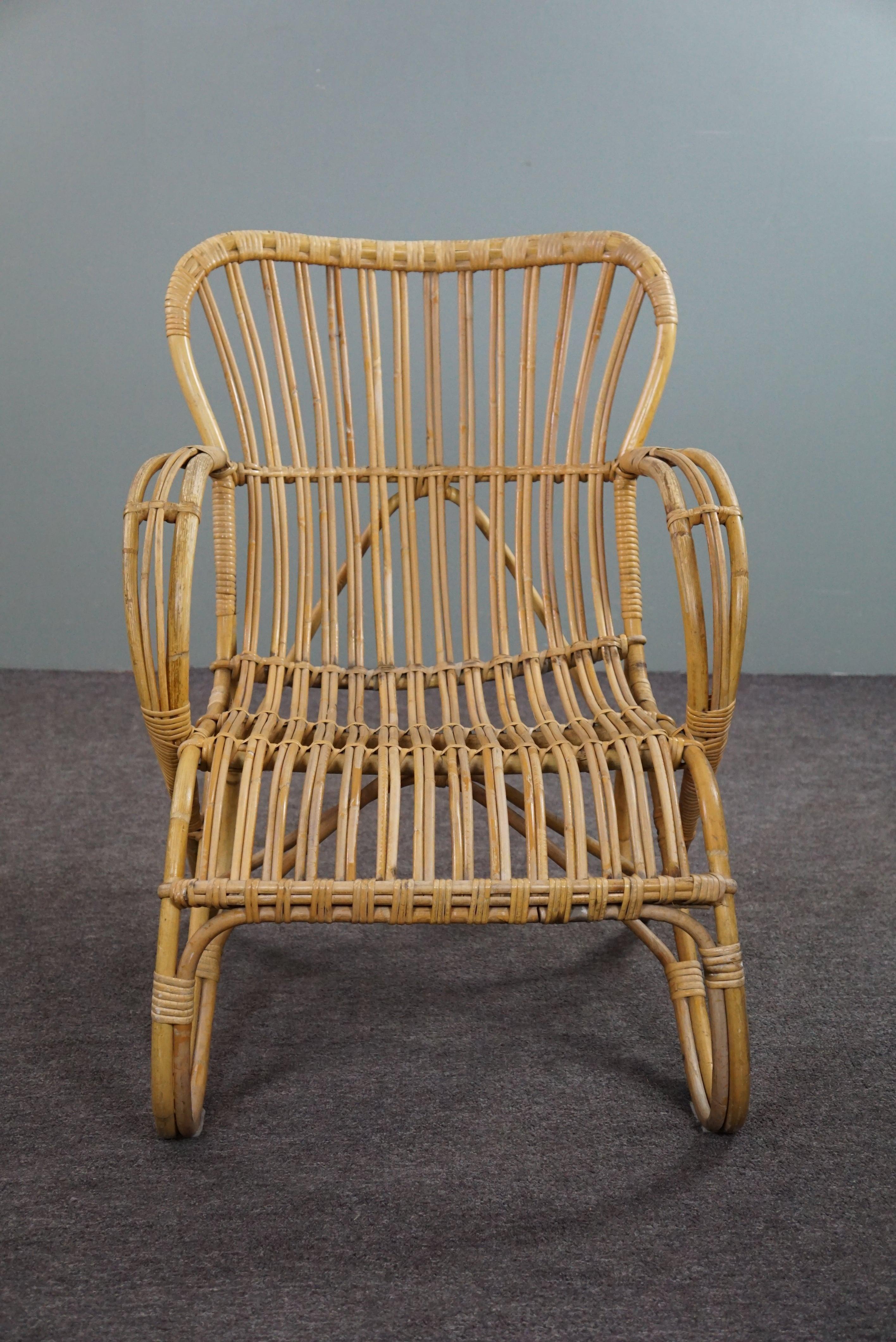 Angeboten wird dieser einzigartige und sehr schön gestaltete Dutch Design Sessel aus den 1950er Jahren in den Niederlanden.

Dieser Rattansessel Belse 8 hat ein zeitloses Design, eine schön geformte und ergonomische Rückenlehne und schöne