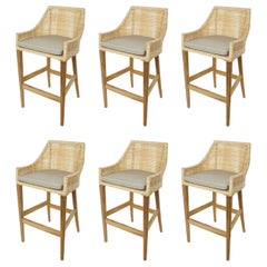 Ensemble de six tabourets de comptoir en bois et résine tressée effet rotin