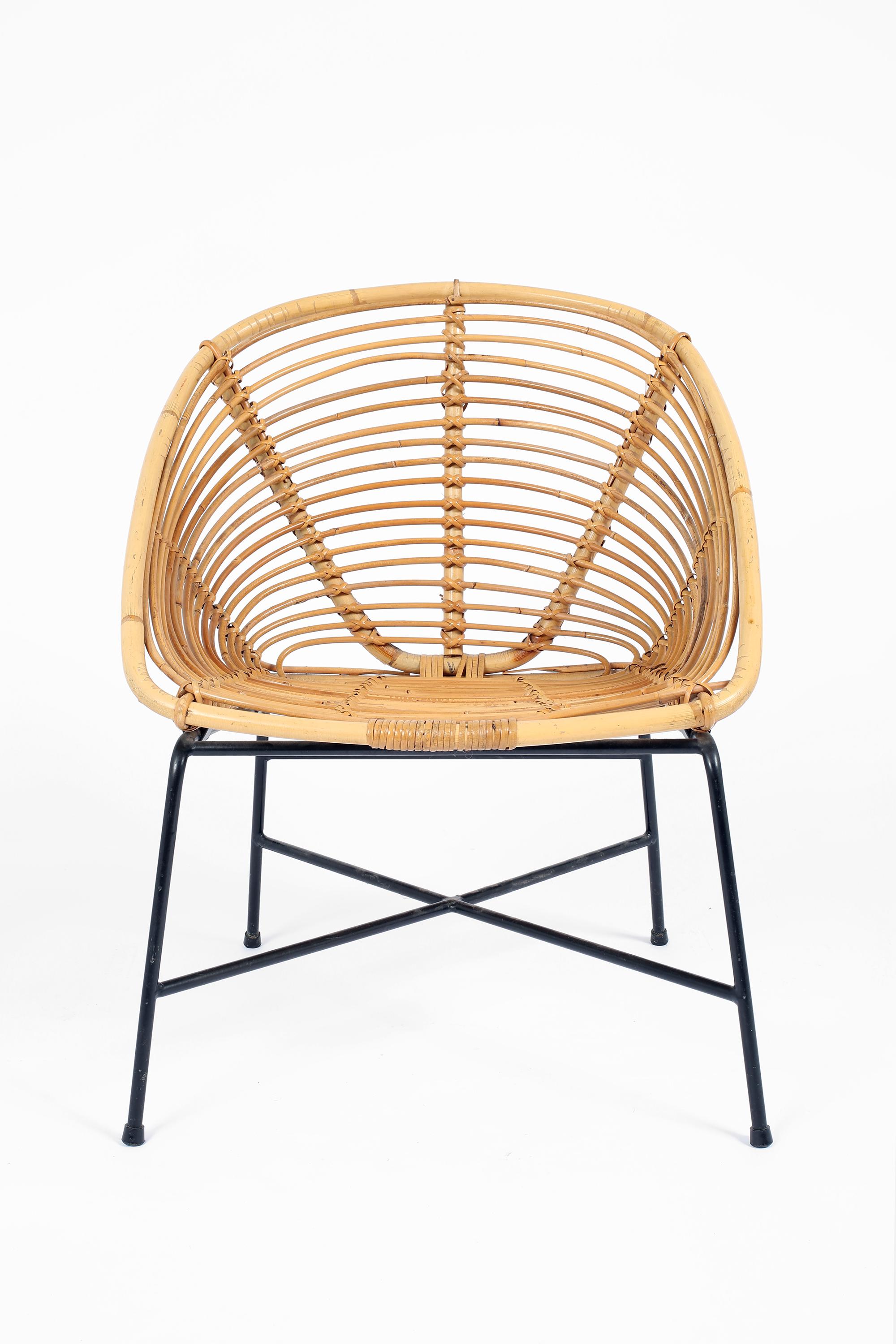 Chaise d'appoint en rotin courbé à la vapeur avec pieds en métal émaillé noir et traverse. Europe du Nord, c. C. 1960.
