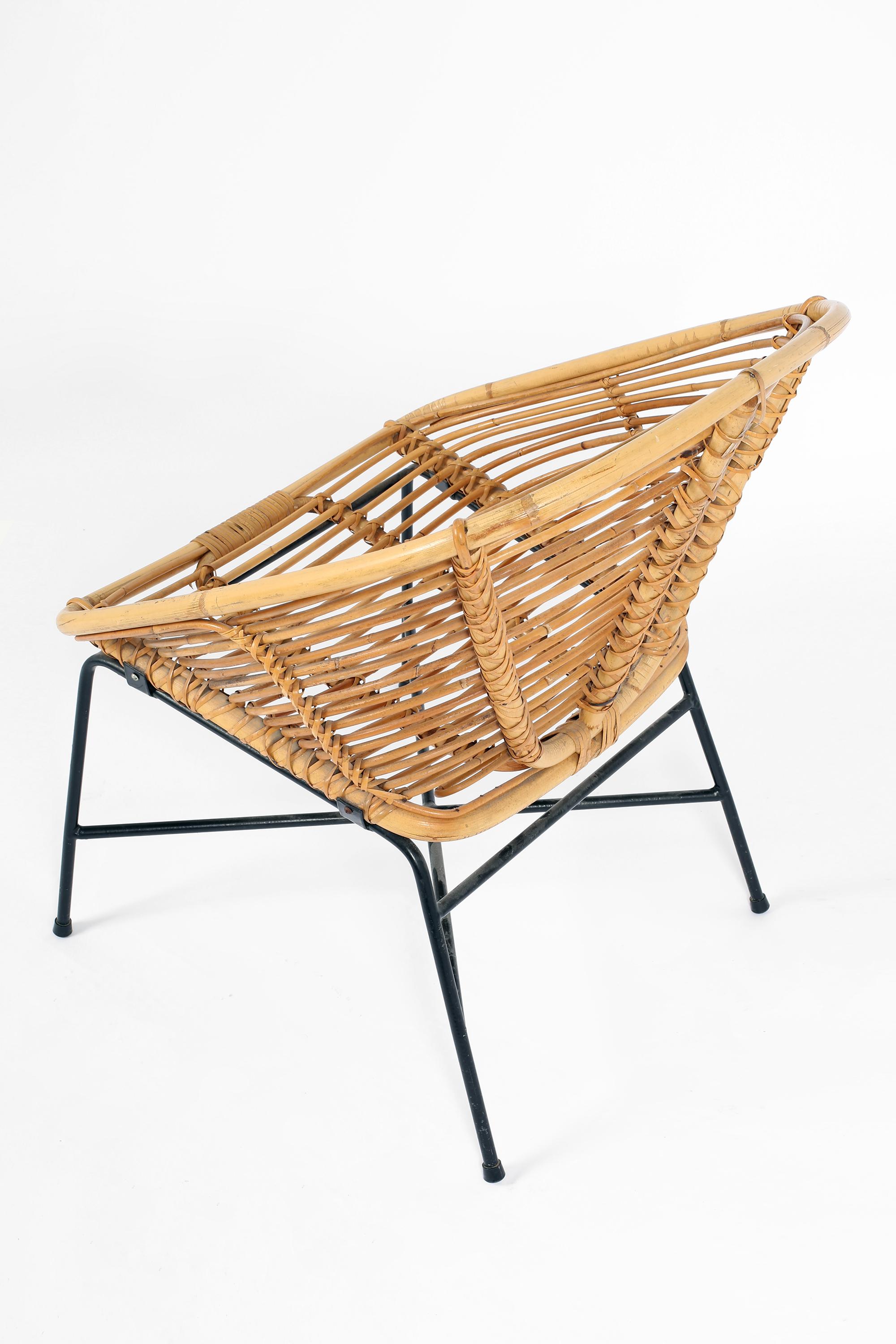 Mid-Century Modern Chaise d'appoint en rotin et acier émaillé en vente