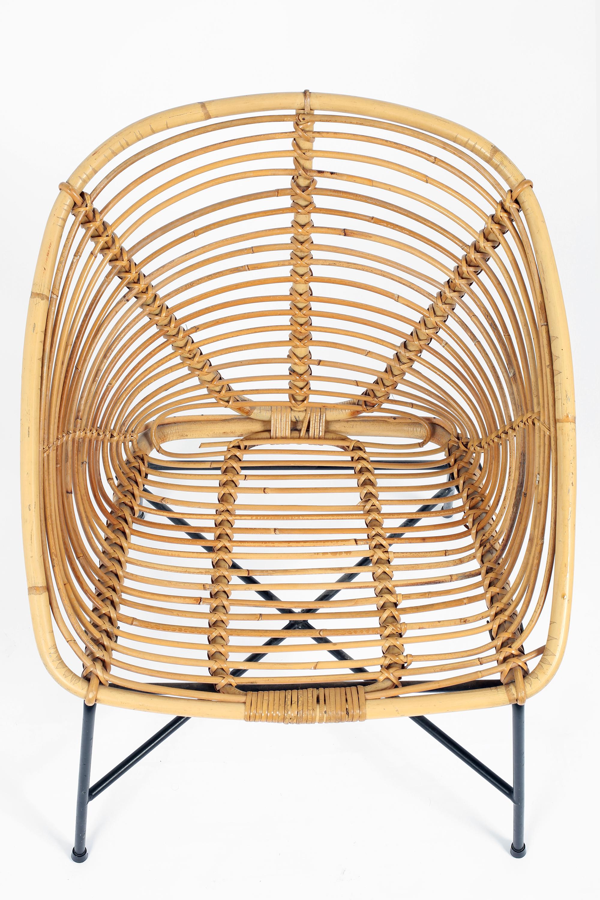 20ième siècle Chaise d'appoint en rotin et acier émaillé en vente