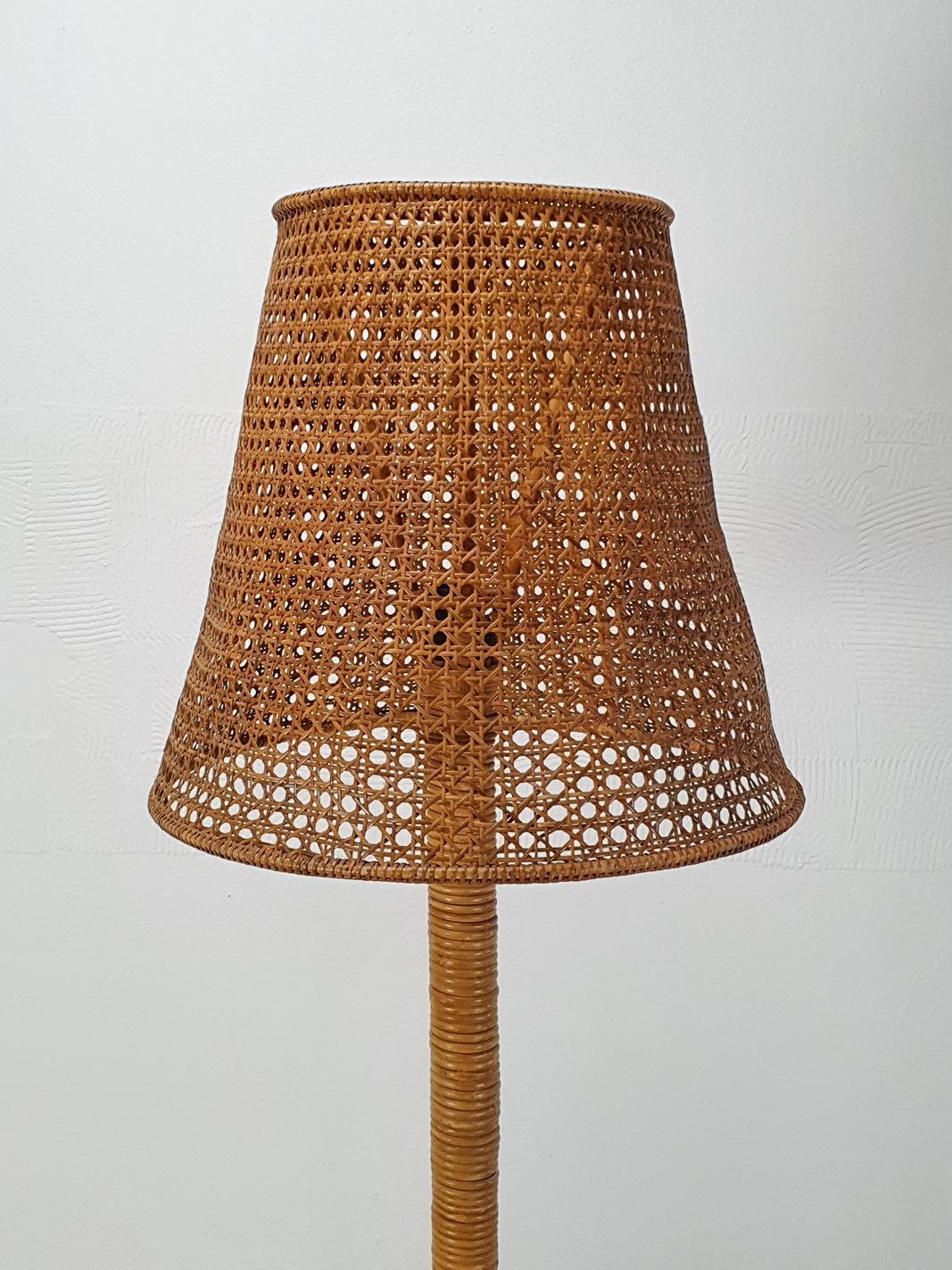 Rattan floor lamp, Unique lighting piece.
The table in the first picture is not included.