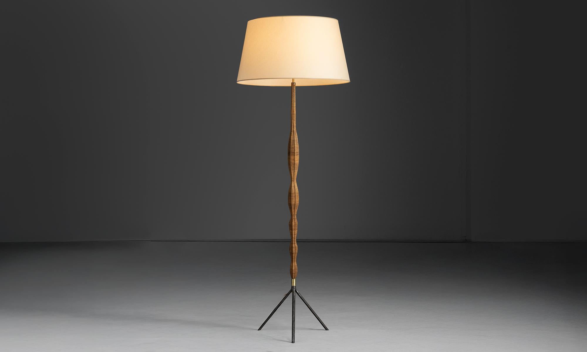 Rattan Floor Lamp

France, 1960

Floor lamp with sculpted rattan stem and three-leg metal base. With Parisian paper shade.

26”dia x 73”h

Ref. L5314