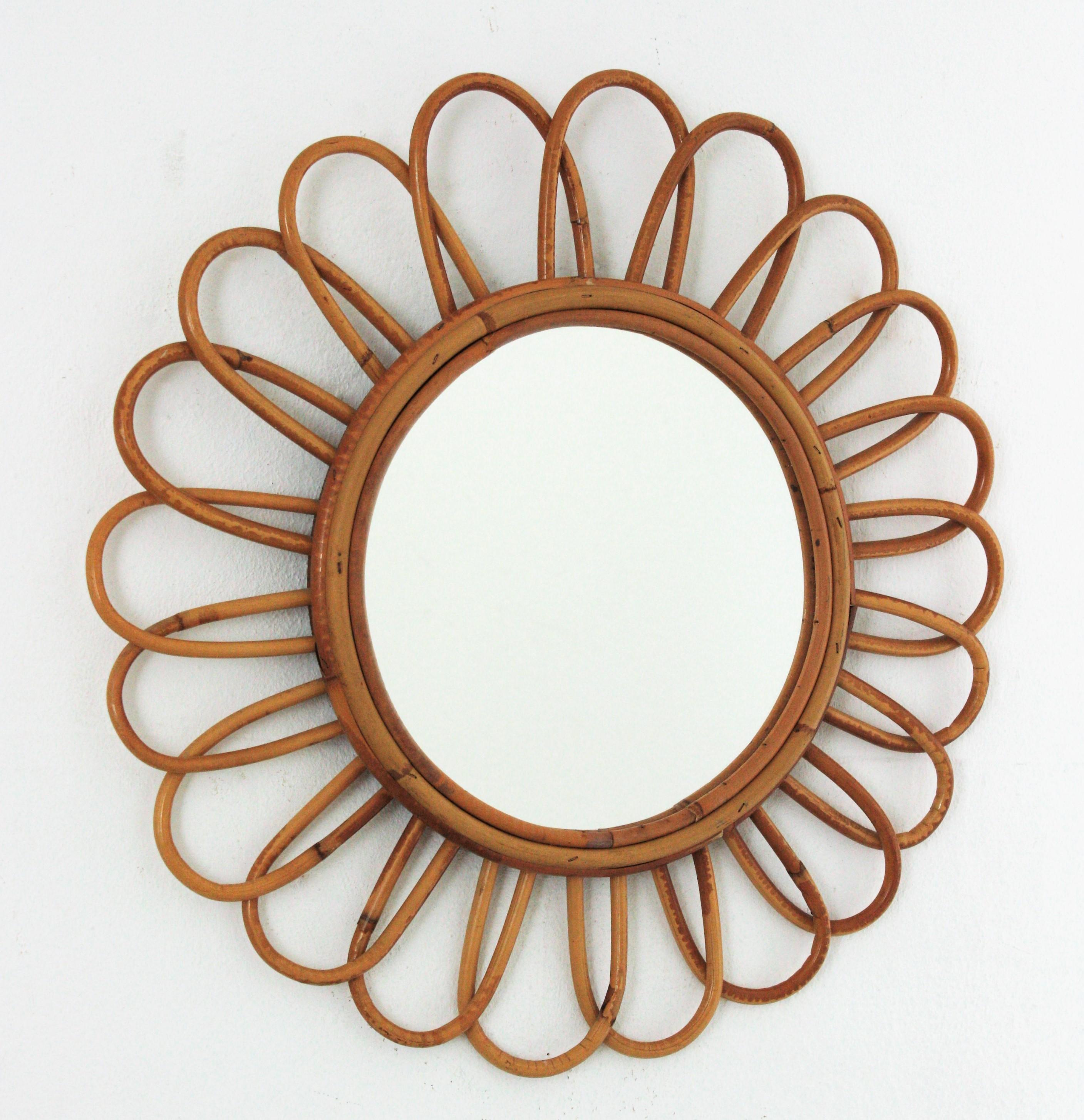 Wunderschöner, handgefertigter Spiegel in Form einer Rattanblume mit dem Geschmack der Mittelmeerküste. Frankreich, 1960er Jahre.
Dieses Stück ist in ausgezeichnetem Zustand.
Dieser Spiegel wird eine frische Ergänzung für ein Strandhaus, ein Haus
